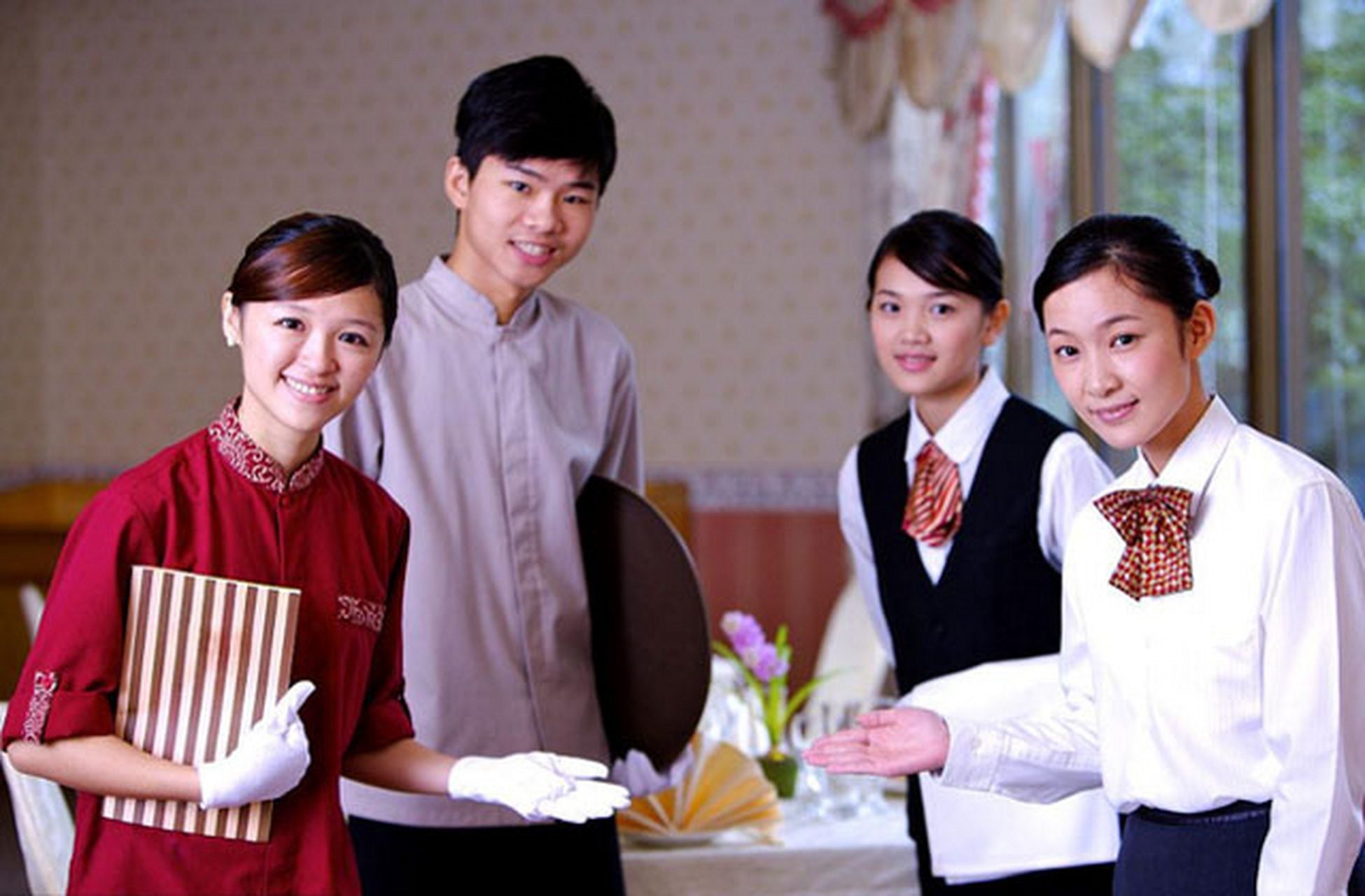 兼职# #大学生兼职# 大学生服务员,为了赚钱而奔波劳累.