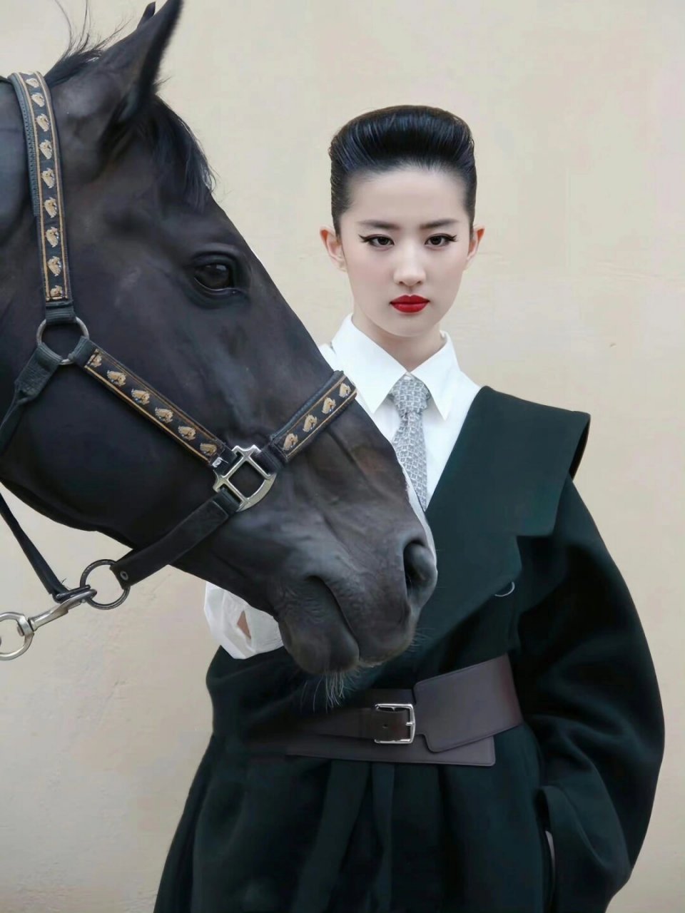 2012《时装》刘亦菲爱马仕  刘亦菲是一位备受关注的女演员,她的时尚