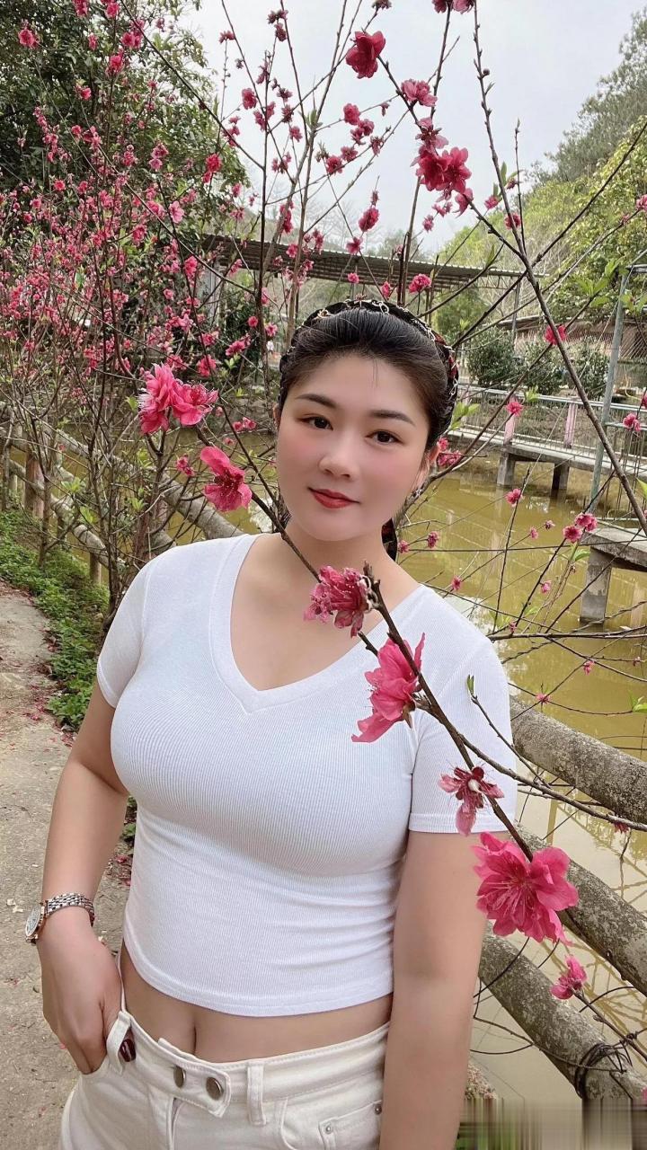 一一微胖美女,花树丛中写真,花美人更美.(图转载躤:蒙蒙趣味生活)