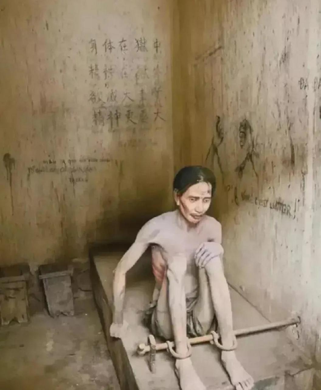 照片里这个骨瘦如柴的人,可能连走路都困难,可即便如此,他的双脚依旧