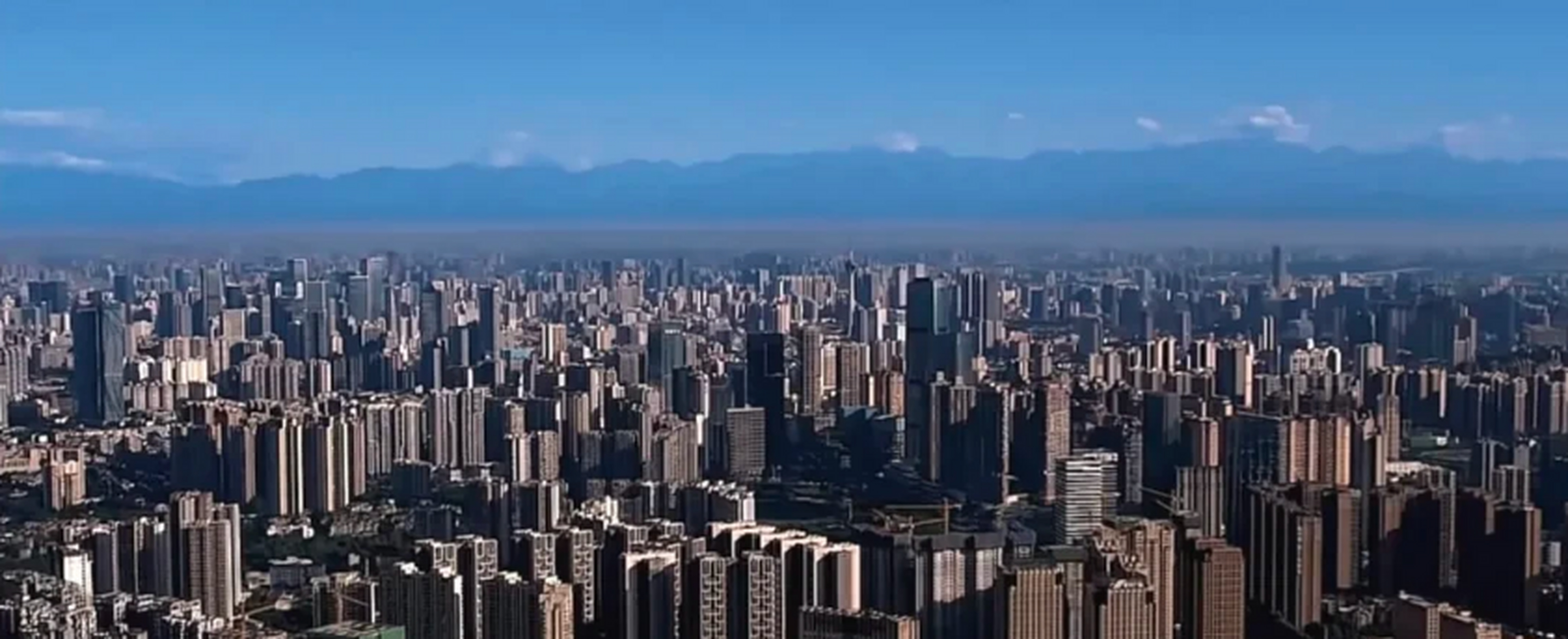 看过成都的航拍,我忽然意识到属于沿海的时代结束了,像成都这样的内陆