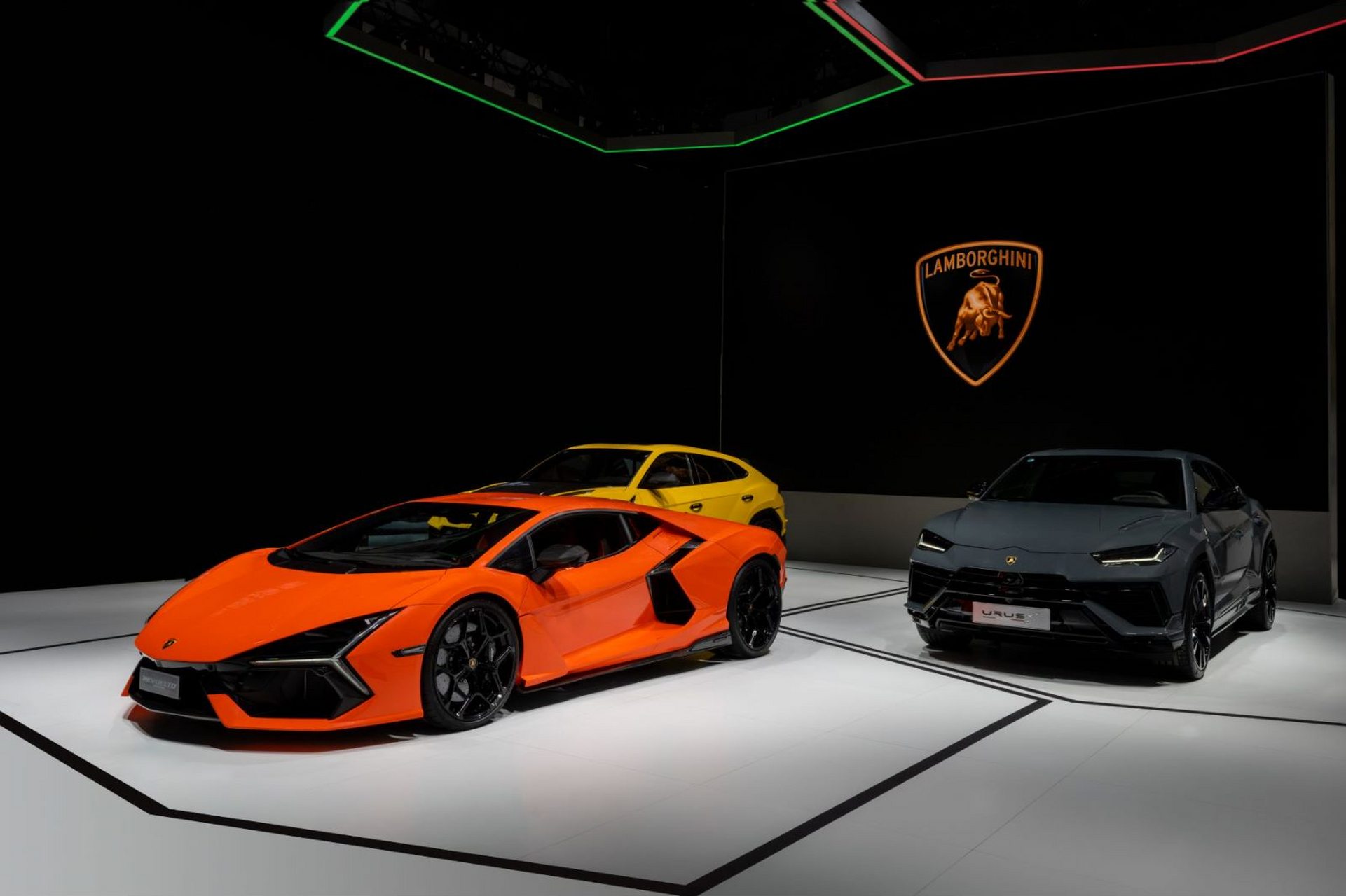 车展完成亚太首秀后,兰博基尼品牌首款高性能v12混合动力超级跑车