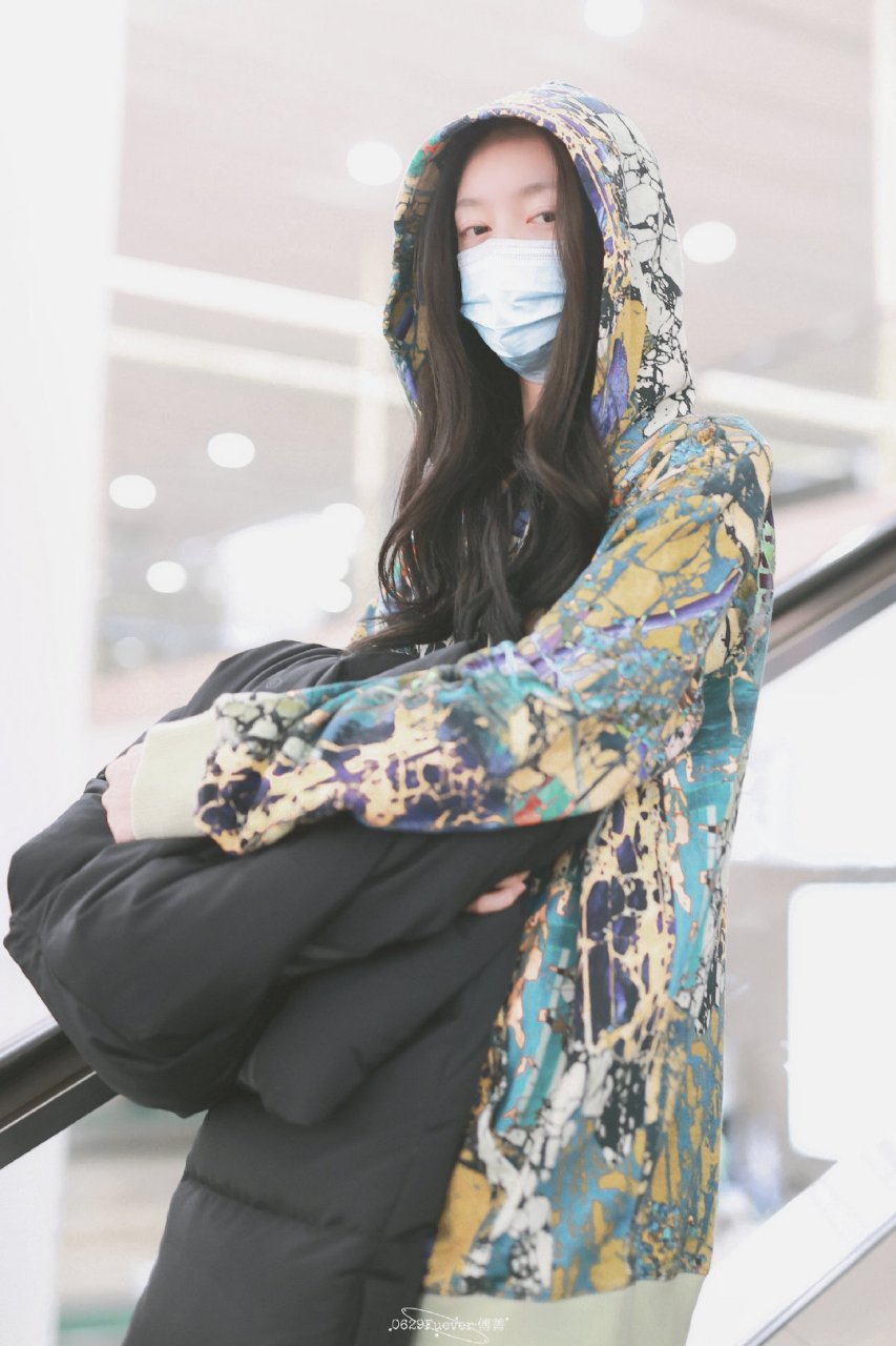 傅清私服穿搭现身机场:身穿印花卫衣搭配黑色小脚裤