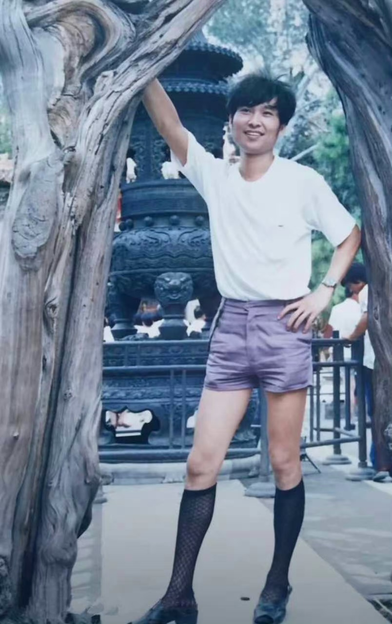 在中国80年代男性盛行超短裤 高跟 高筒袜的穿搭