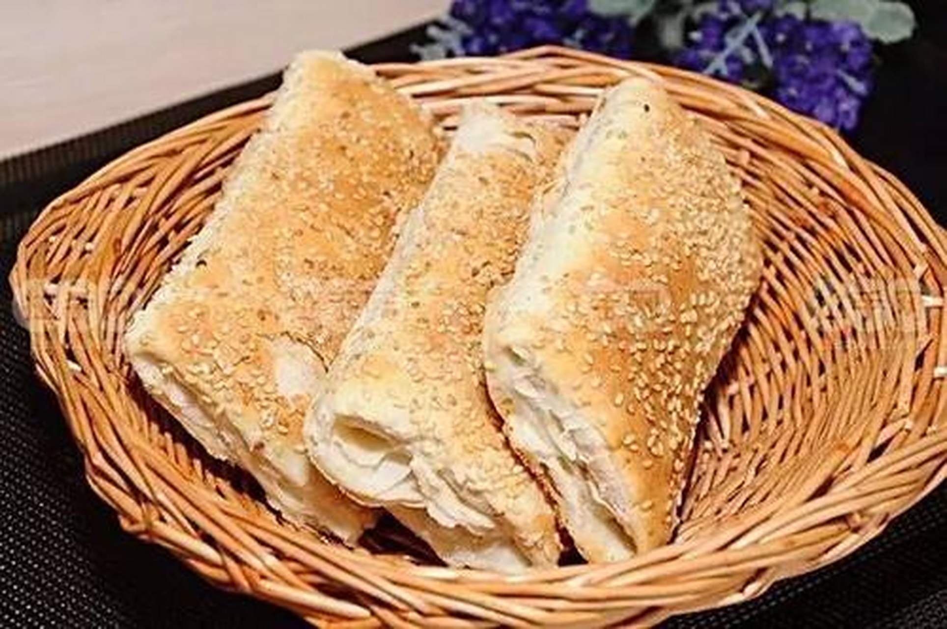 无论春秋冬夏,无论是就着羊汤祛寒还是光着膀子撸串,都少不了缸炉烧饼