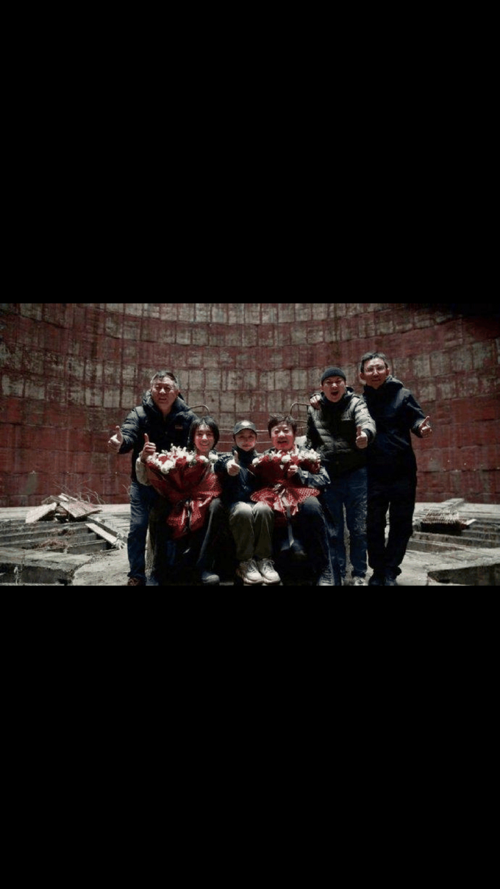 断桥杀青照# 由李玉执导,马思纯,王俊凯,范伟领衔主演的电影《断∏排