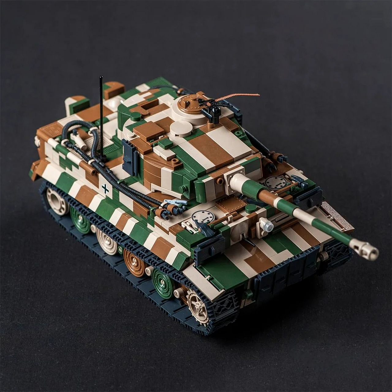 乐高版虎式坦克,细节掌控到位,还原了所有实物细节.