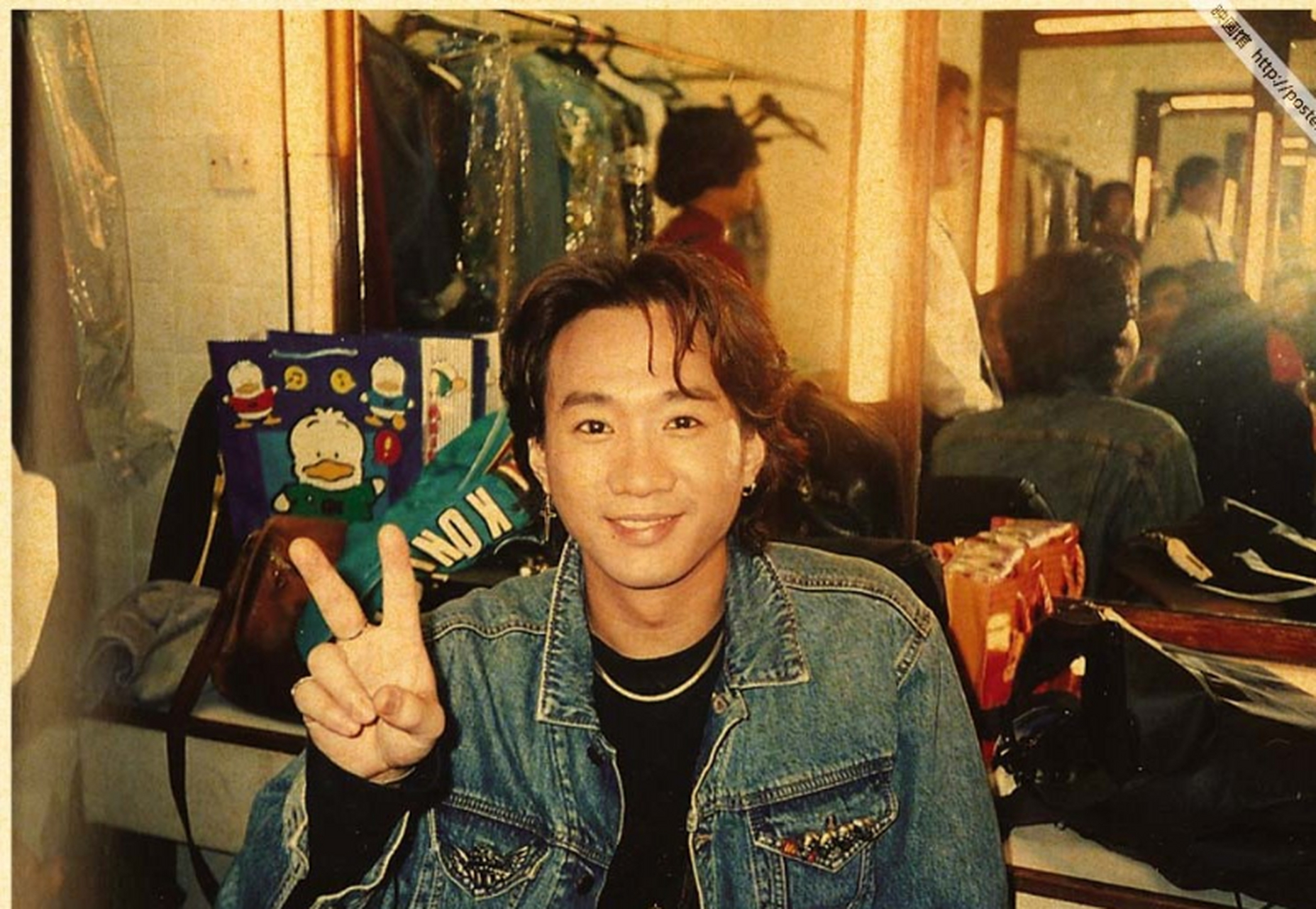 黄家驹年轻时的外貌和笑容总是能吸引人的眼球.在照片里,他披着长长的