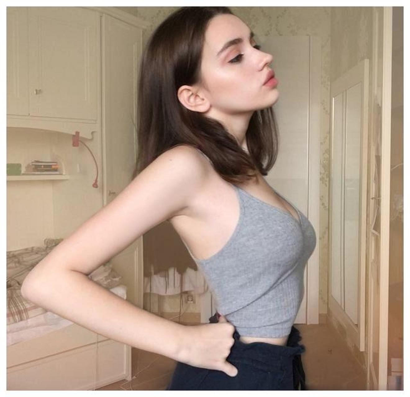 俄罗斯"蚂蚁腰"少女