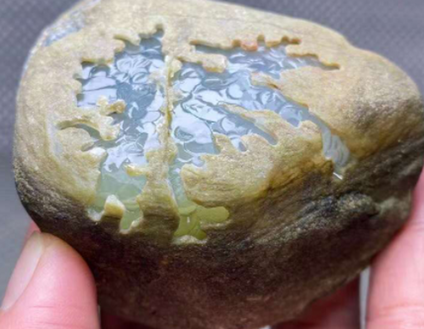 点击头像看直播##翡翠原石#  南齐,340克,开窗冰种,果冻肉质,底子纯