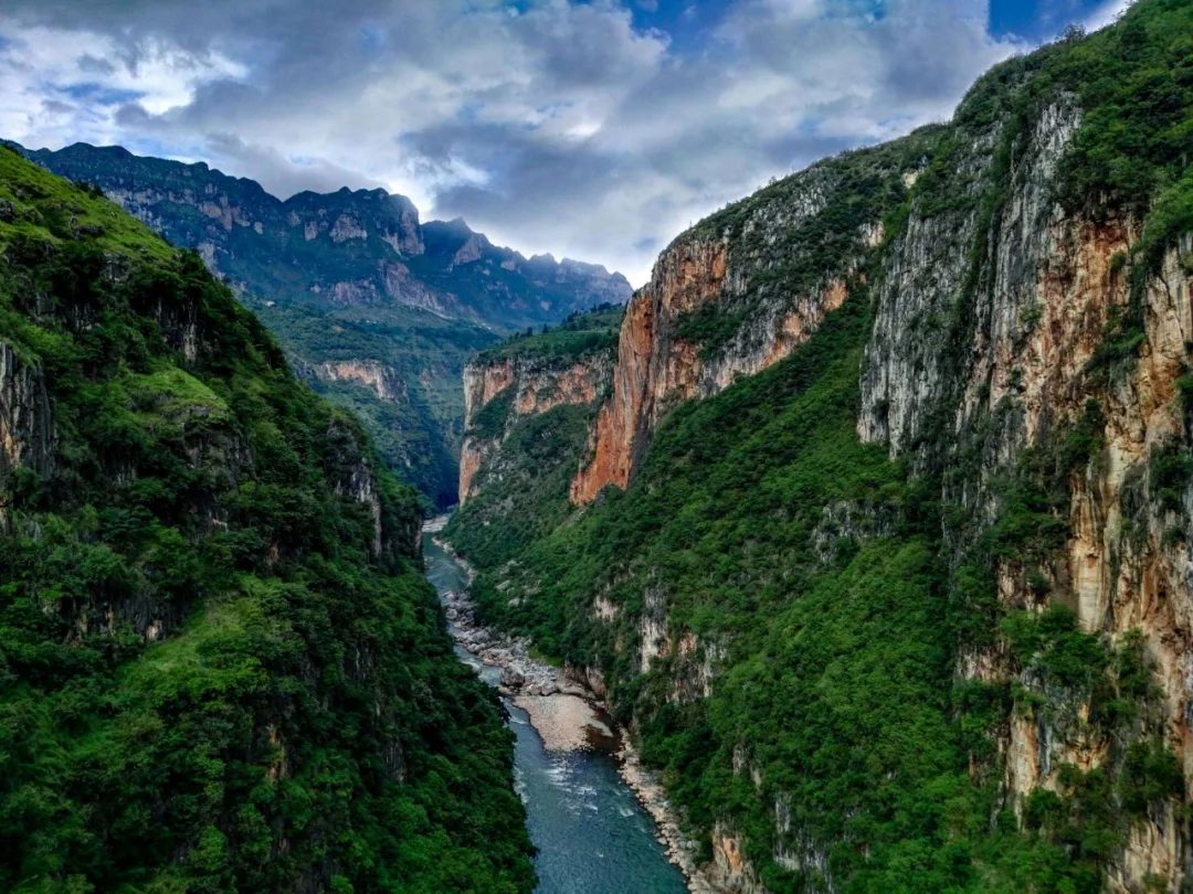 北盘江大峡谷,位于贵州省西部,是贵州最长的峡谷,令人惊叹!