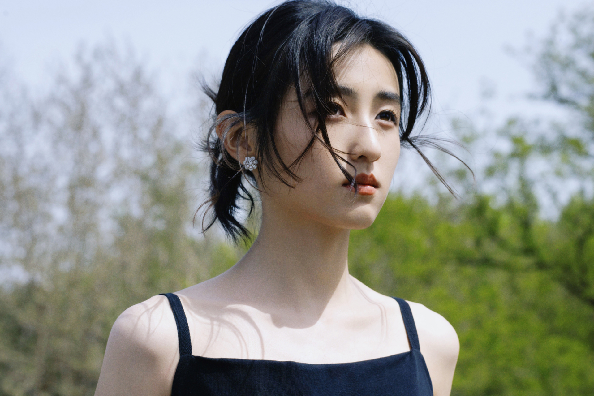 张子枫帆布鞋配极简礼服造型!自由肆意,清爽利落.