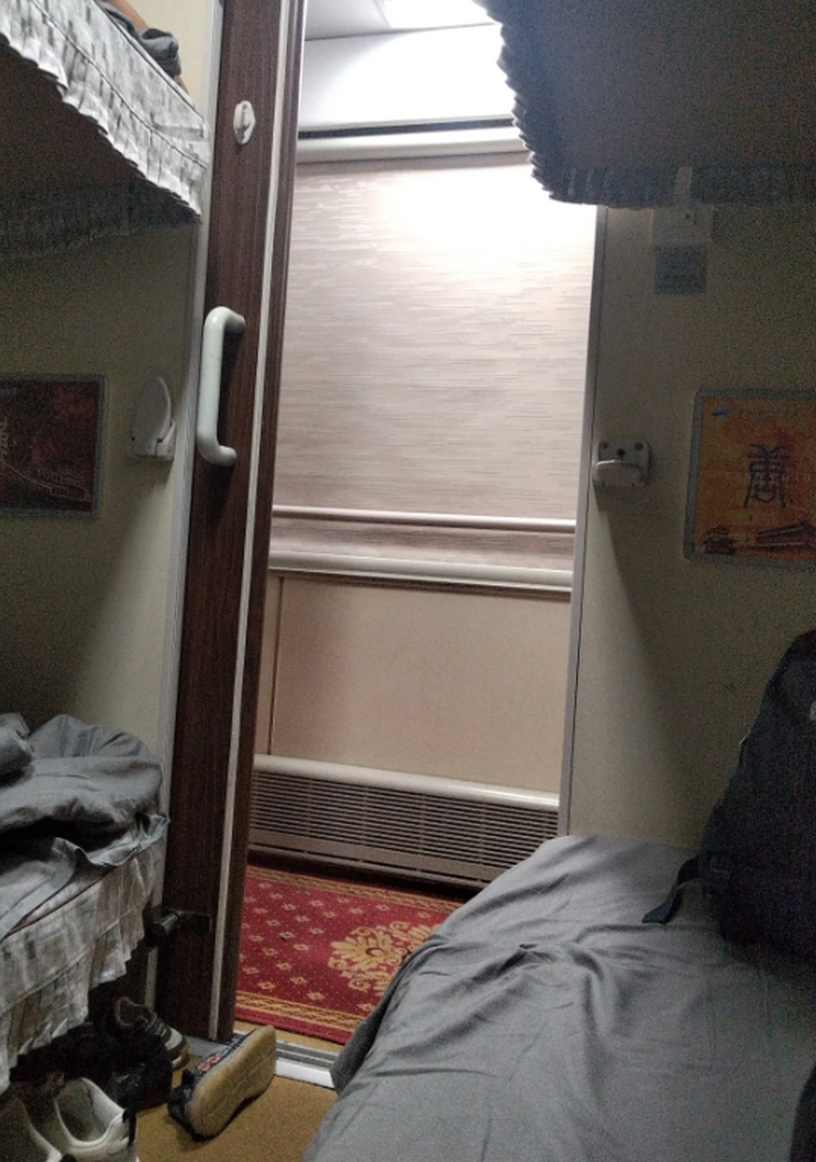 坐西安到上海的z94次列车.买的是软卧票,一个包厢四个床铺!