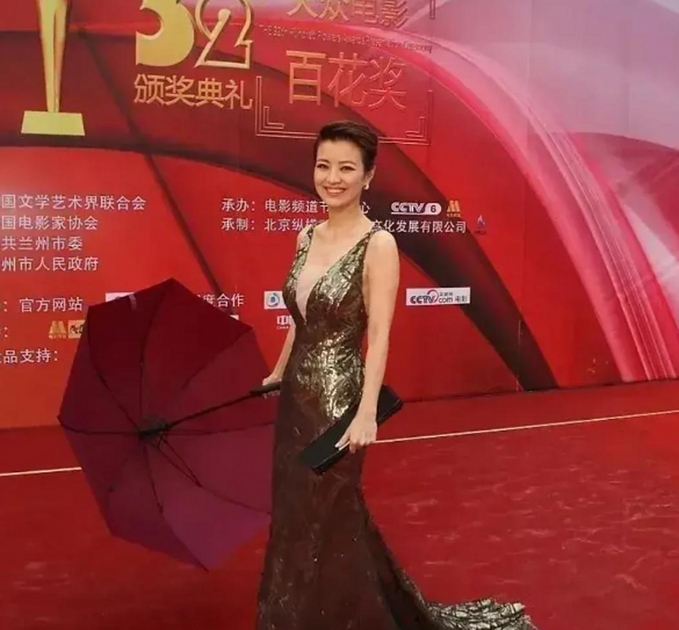 撒贝宁的前妻,无论是身材还是脸蛋,都是非常完美的类型,真的是明艳又