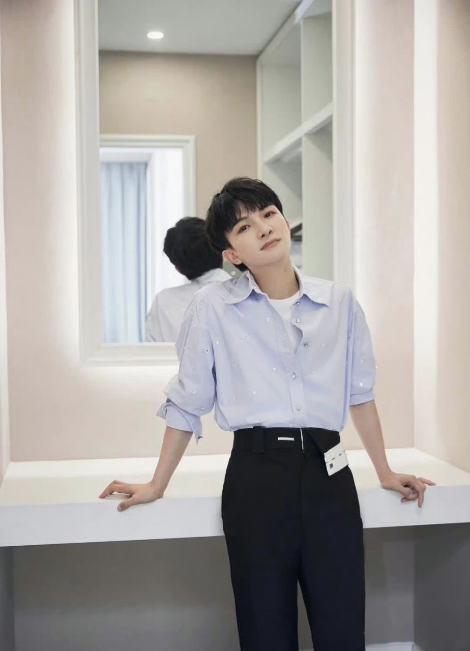 这是怎么回事,为什么周深开始走颜值路线[汗]