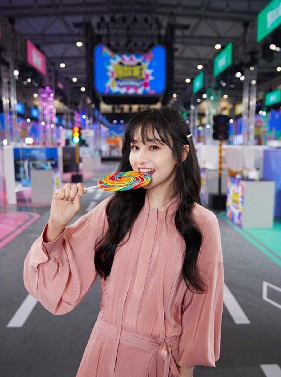 不过全身照中郑爽穿上白色丝袜像换了一个人一样,粉色连衣裙搭"死亡白