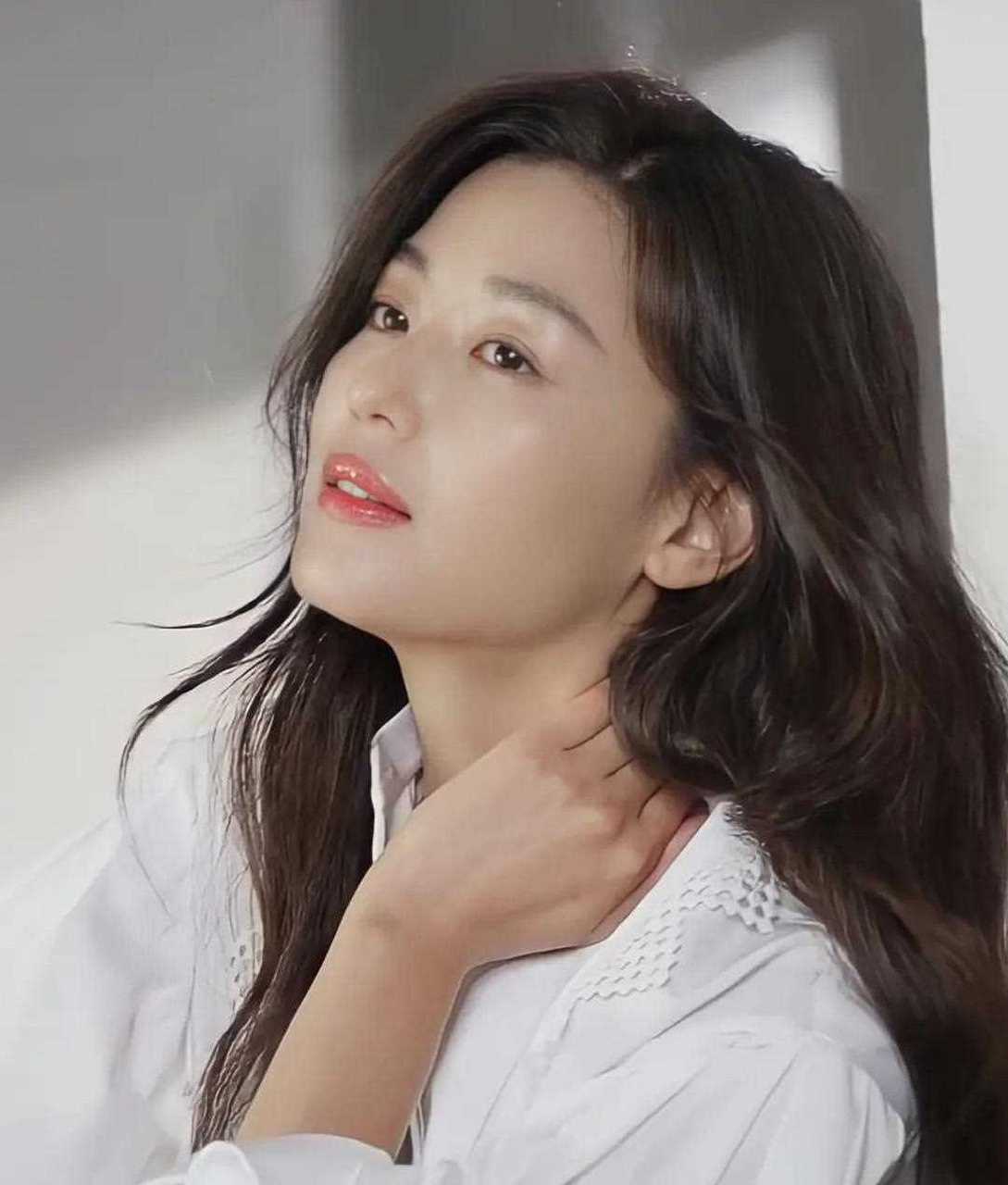 全智贤的白衬衣造型,应该可以"封神"了吧~[什么鬼] 全智贤最新代言