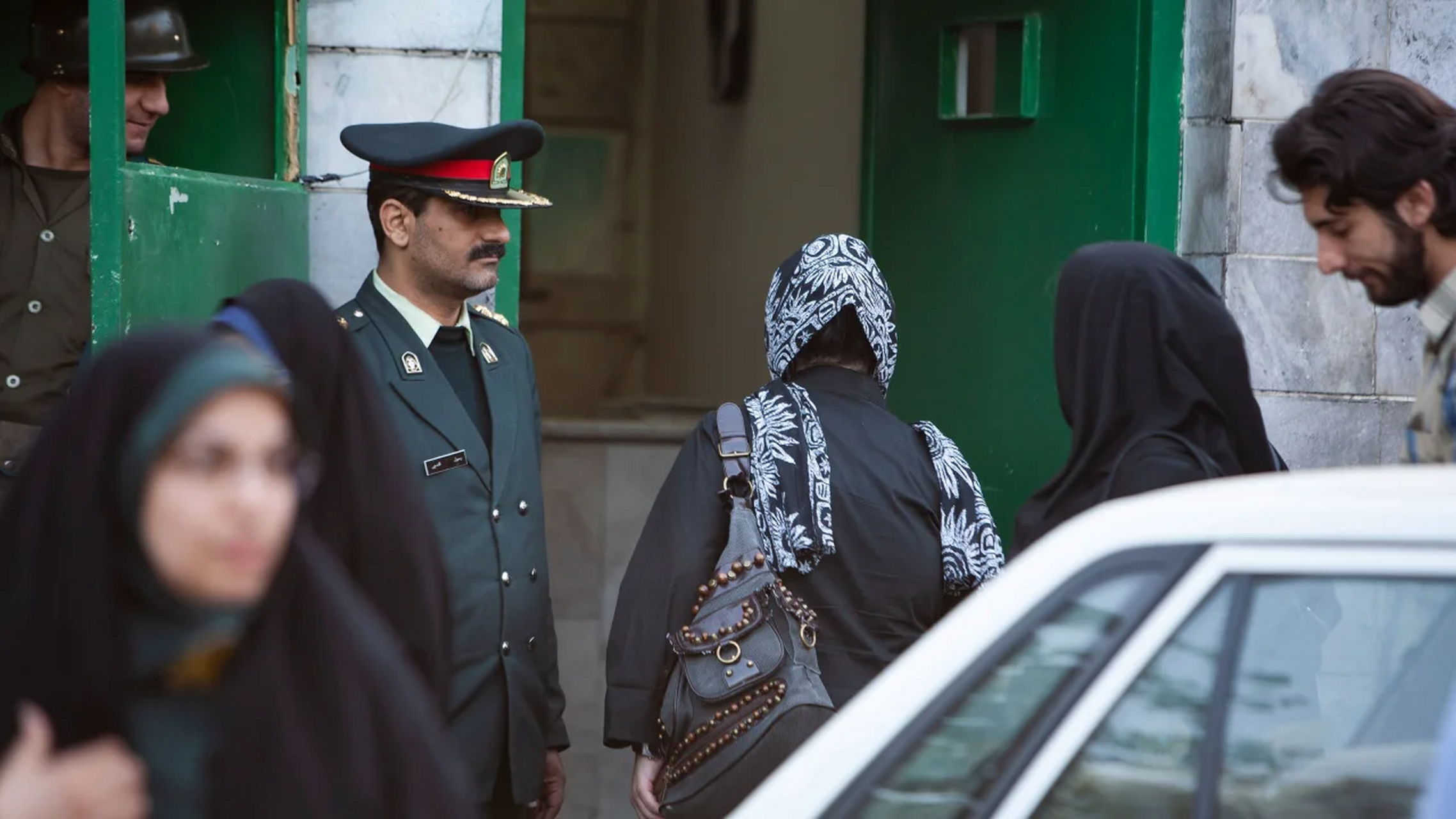 官方媒体称,伊朗道德警察恢复头巾巡逻 据官方媒体周日报道,伊朗的