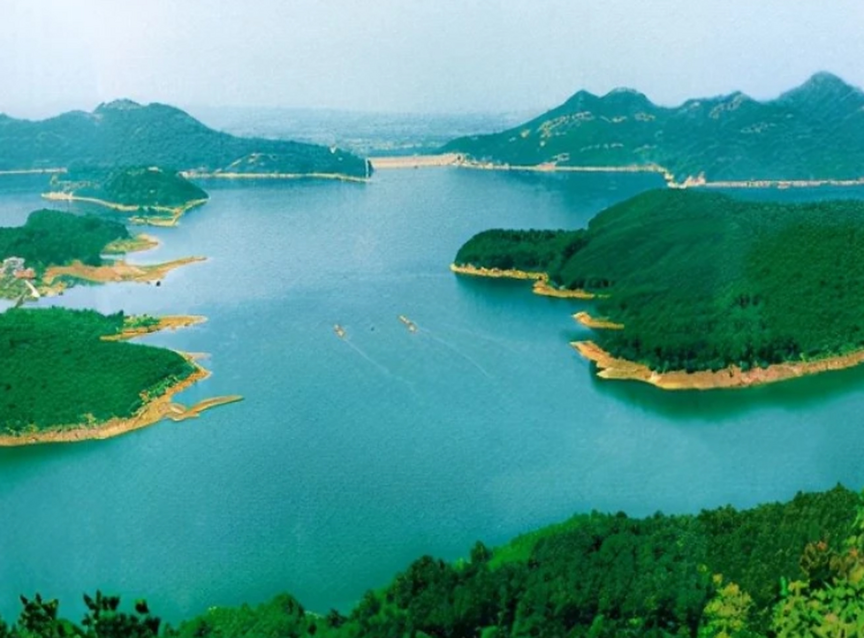 薄山湖风景区,群峰苍翠,碧水千曲  薄山湖风景区位于豫南名城驻马店市