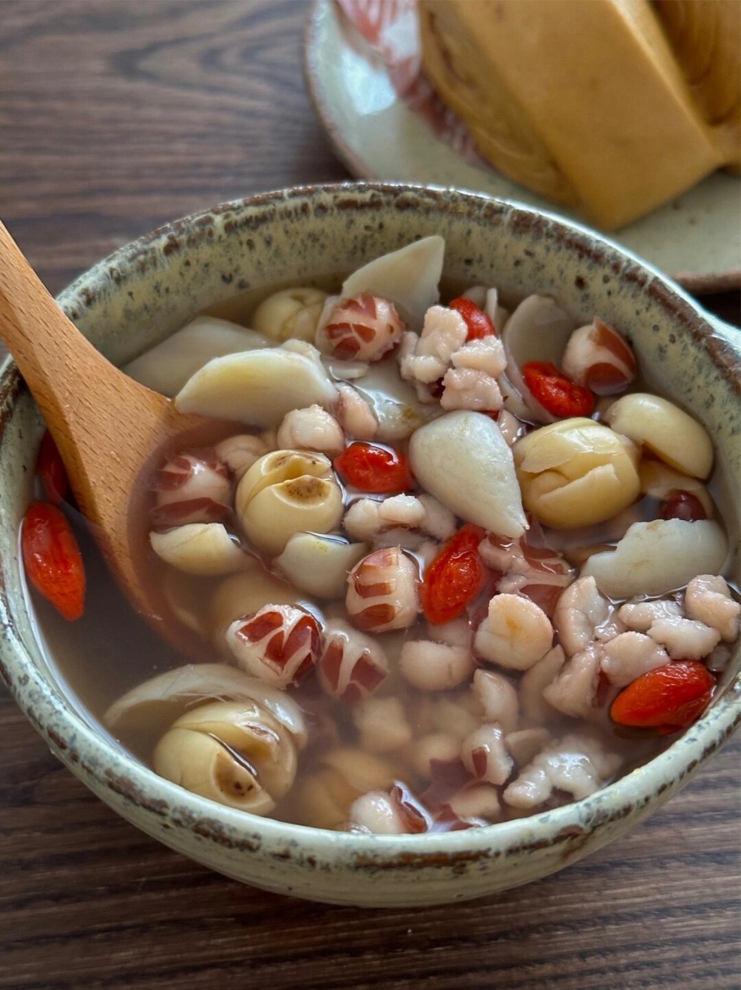 莲子百合芡实汤  莲子,芡实和百合都是具有健脾养胃