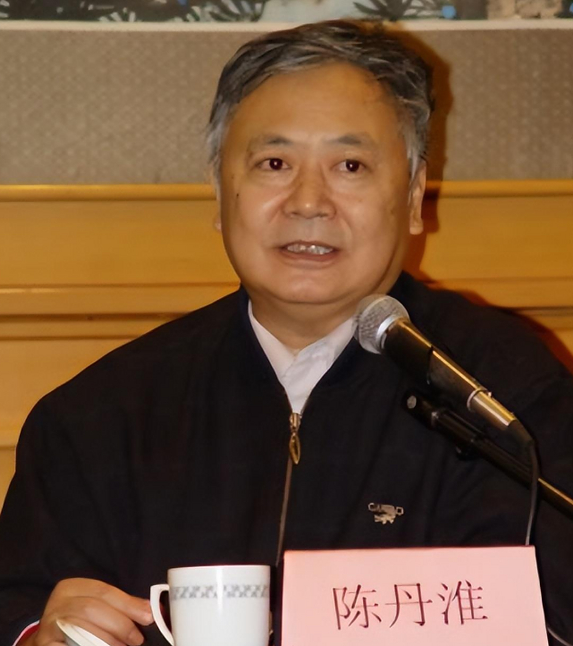 他是陈毅元帅的二儿子陈丹淮,被授予少将军衔.