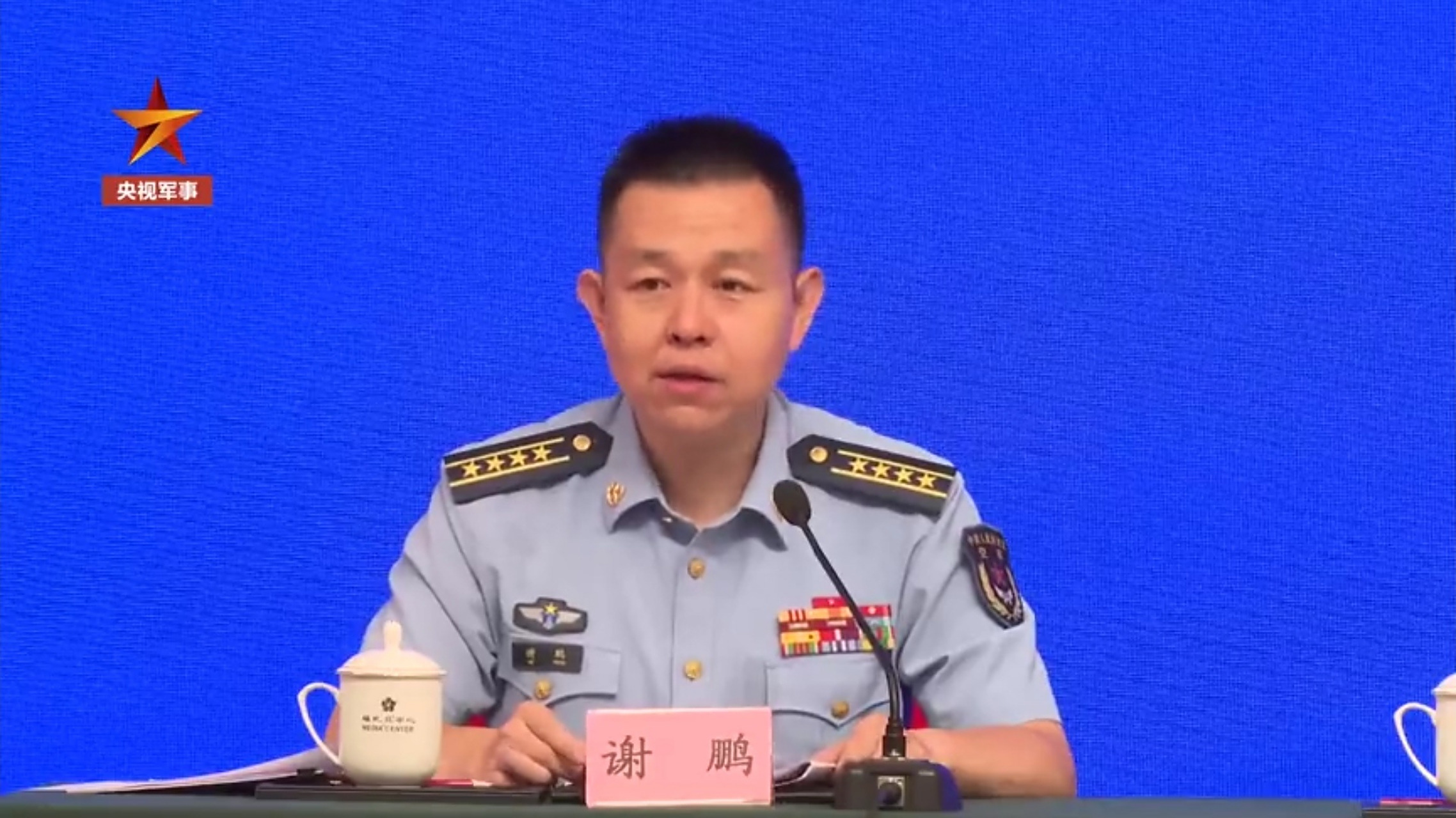空军新任新闻发言人谢鹏大校亮相