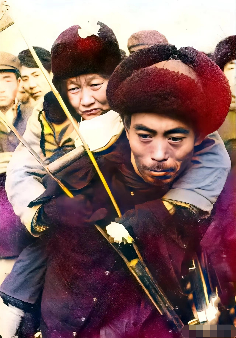 夫妻俩与上访的群众走在一起.