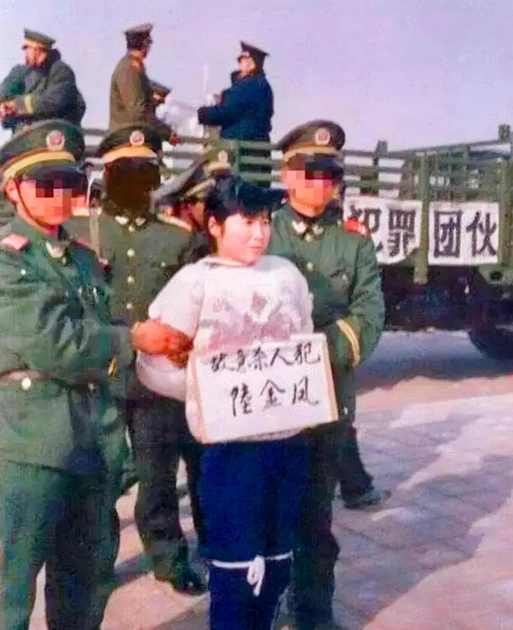 这张照片记录了90年代在河南某地一名犯人即将被枪决前的场景.