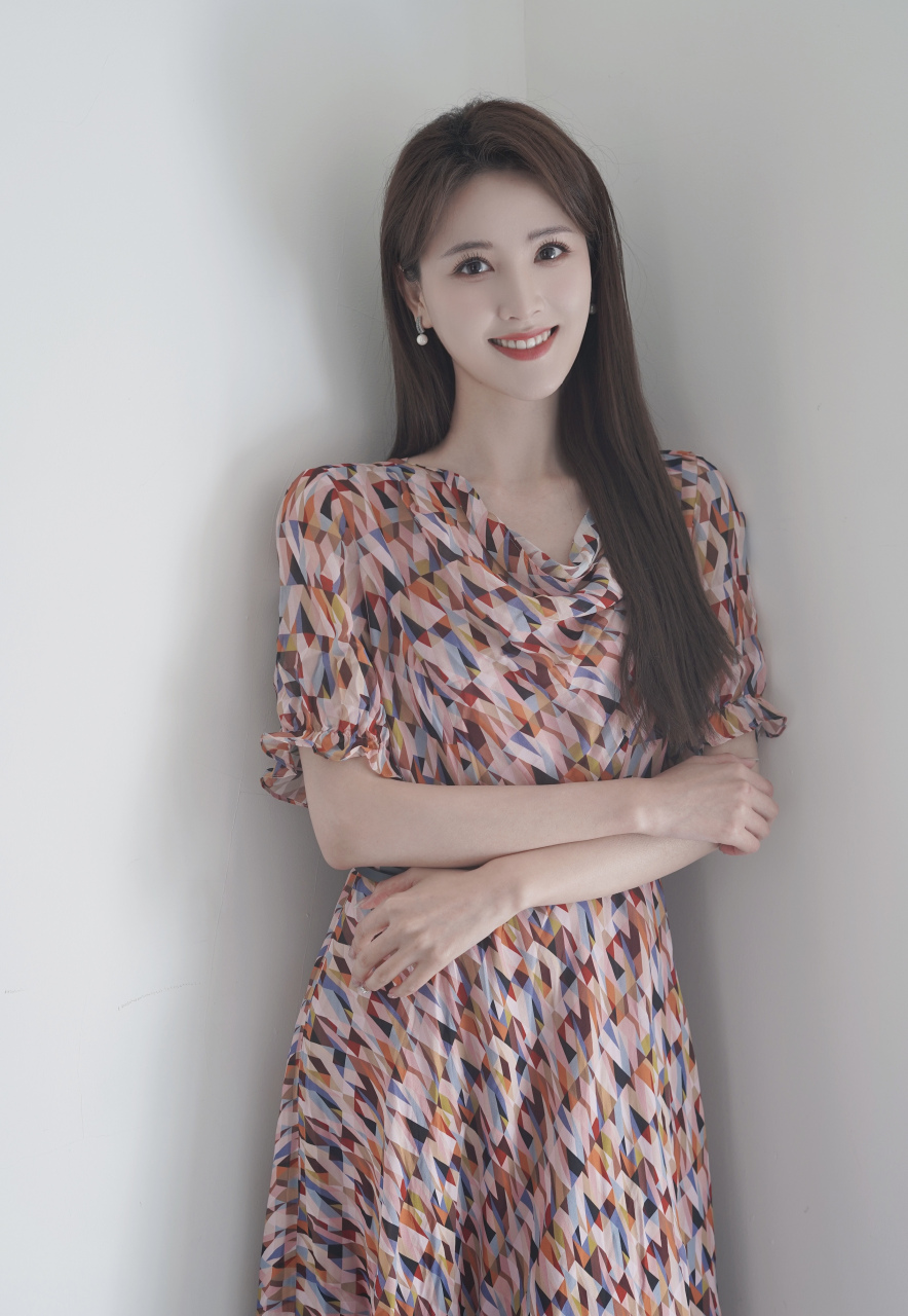 真美,美的无法用语言形容  女神 主持人 李丹儿
