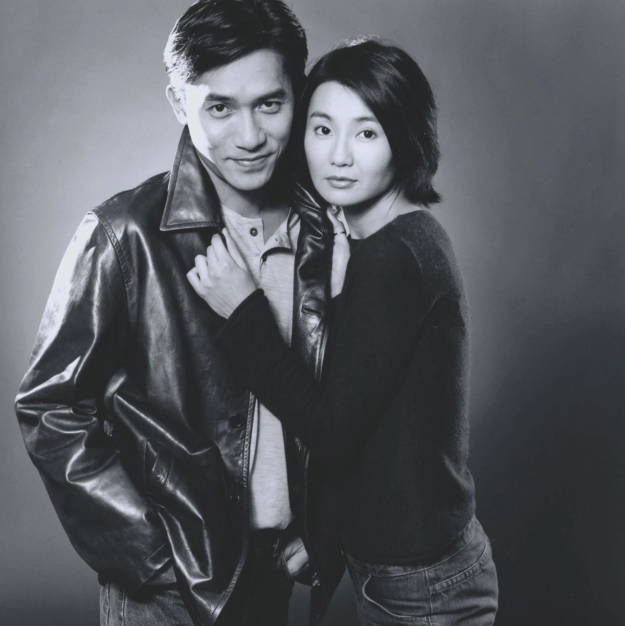2000年《花样年华》宣传期,robin holland镜头下的梁朝伟与张曼玉