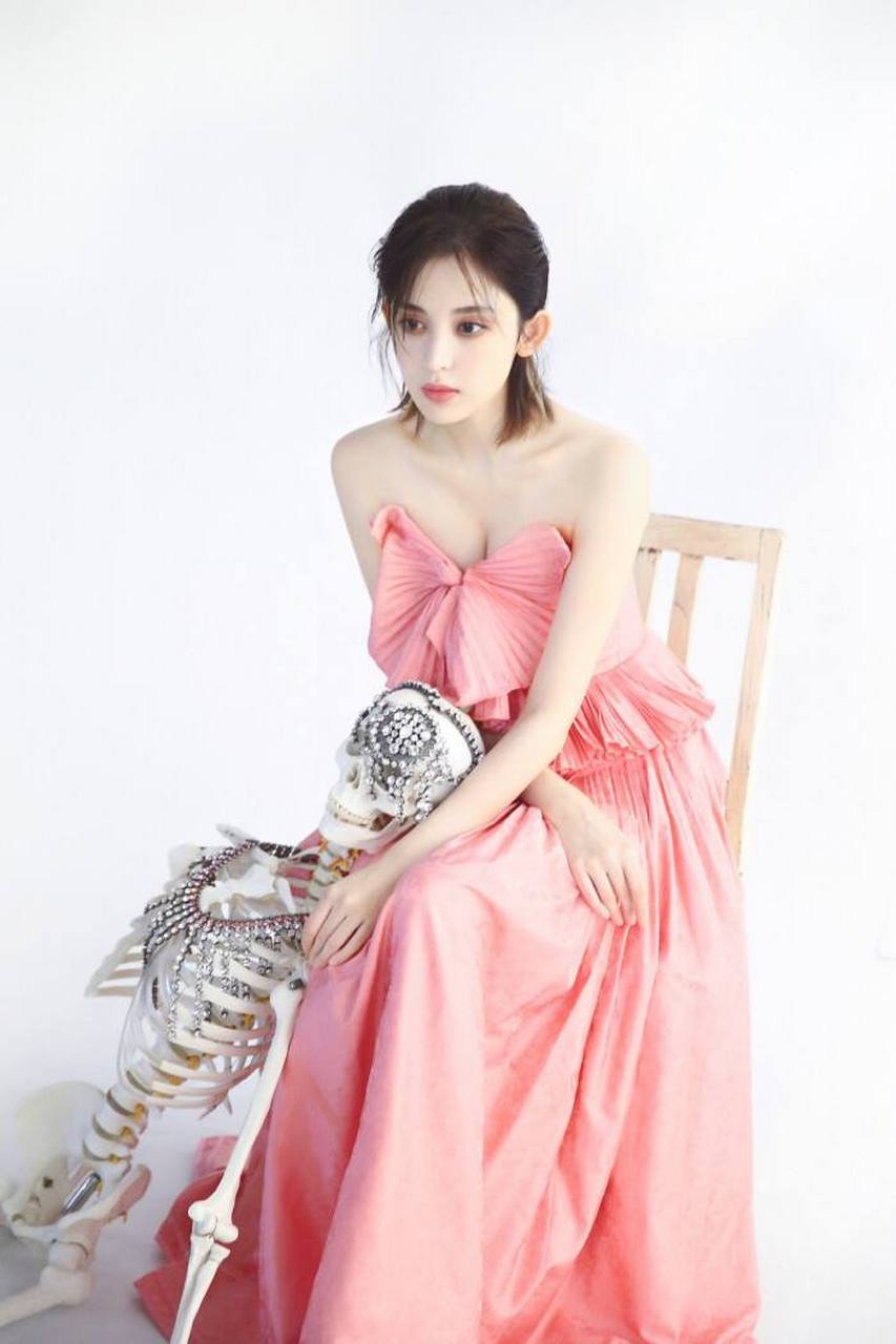 电视剧《长陵》之前一直在谈 罗云熙,但罗云熙那边一直没给答复,现在