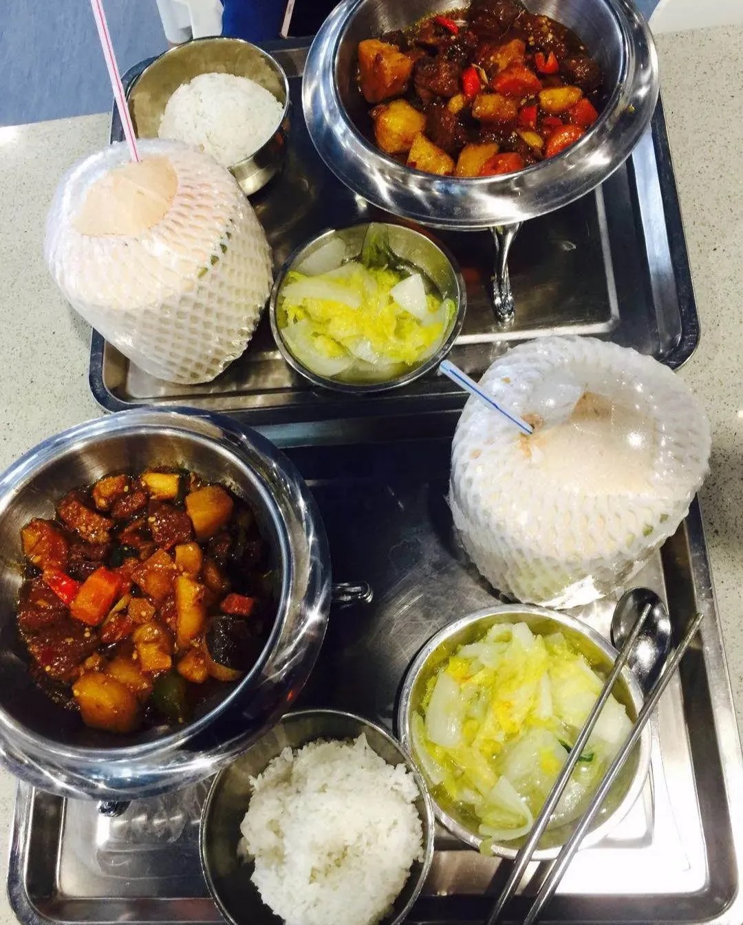 看看银行员工食堂饭菜,比上不足比下有余