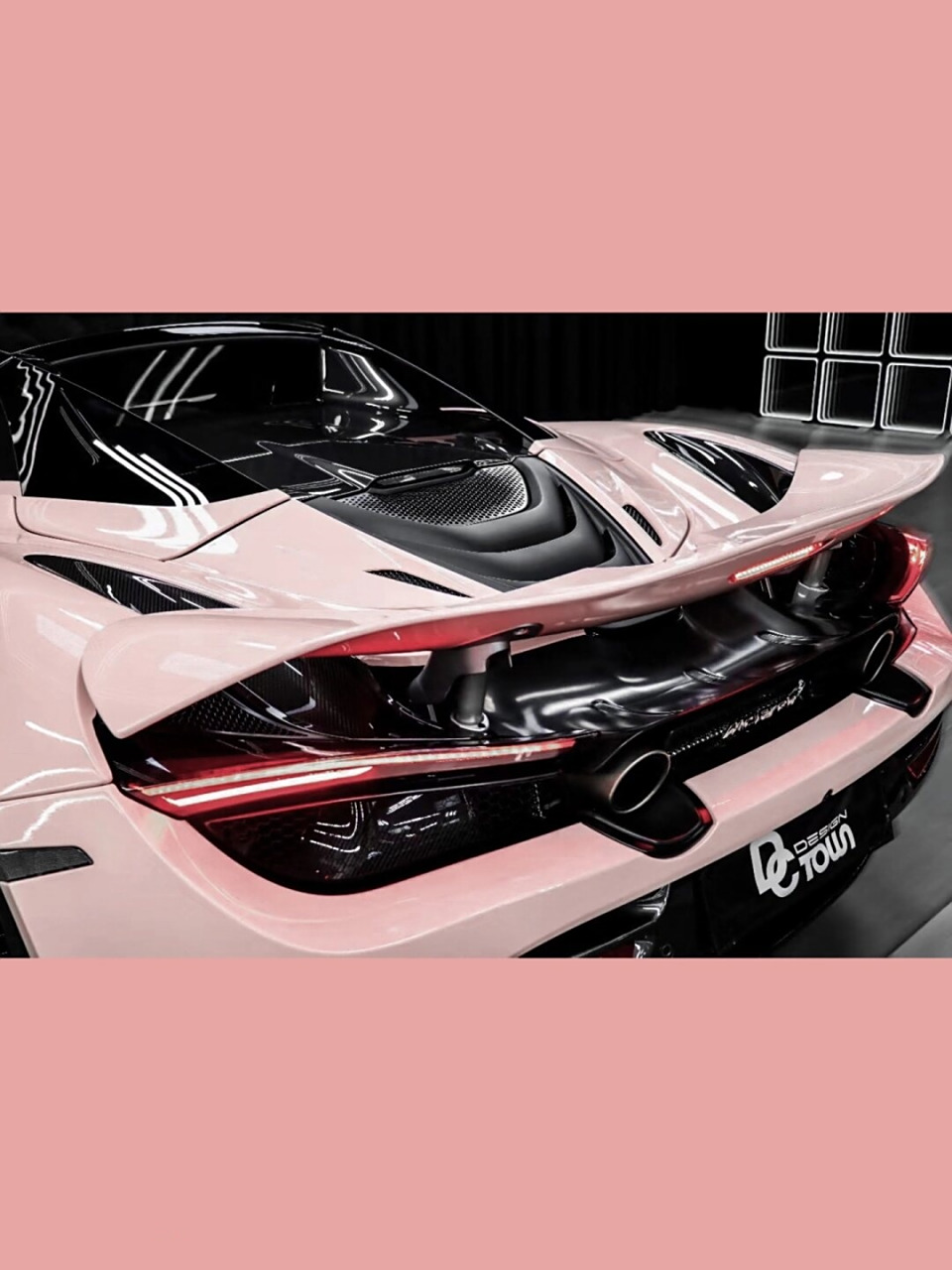 粉色车身与迈凯伦的流线型设计的融合,让整个车辆看起来既优雅又动感.