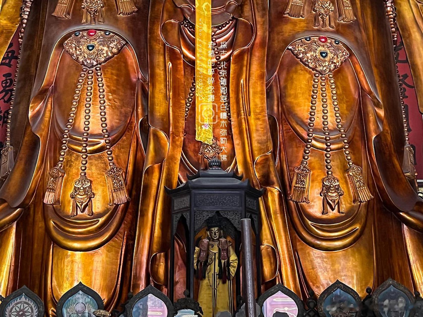 后院的万福阁,有一尊非常高大的被誉为木雕三绝之一的迈达拉弥勒大佛
