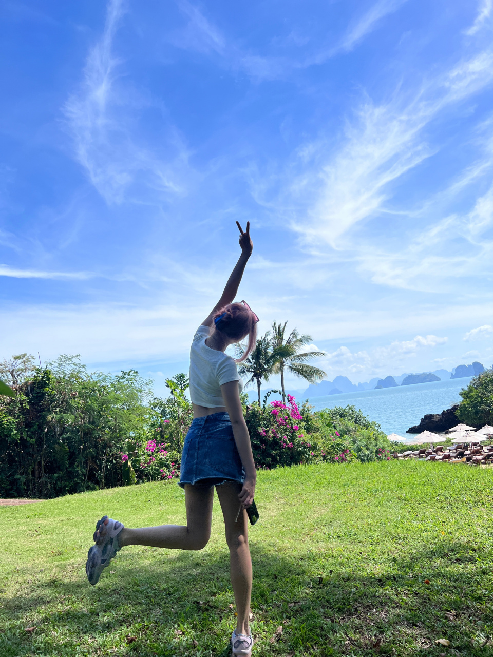 人间芭比程潇晒粉色泳衣无边泳池写真,身材火辣!