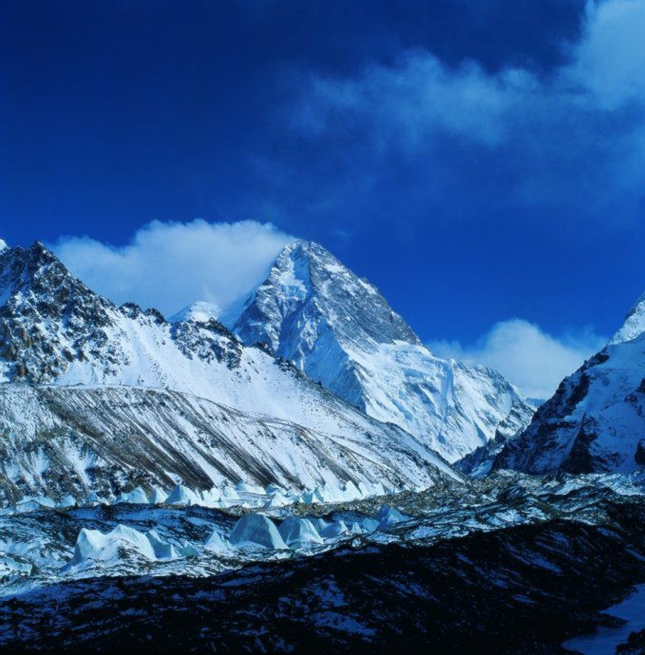 昆仑山是一个历史悠久的山脉,素有"中国第一神山"之称.在这里,流传着
