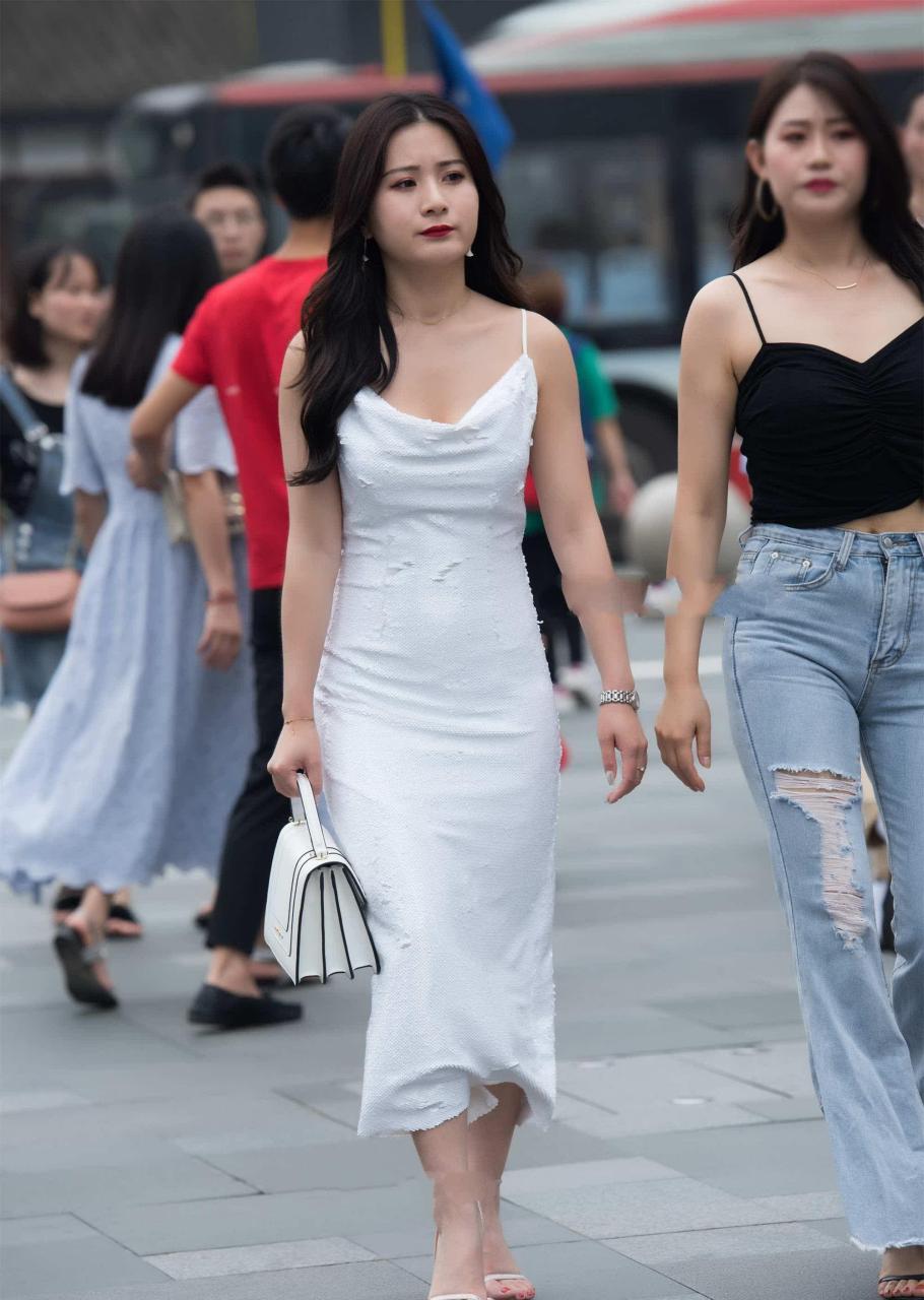 时尚街拍:白色无袖折领连衣裙,简约设计,不简单的搭配风格