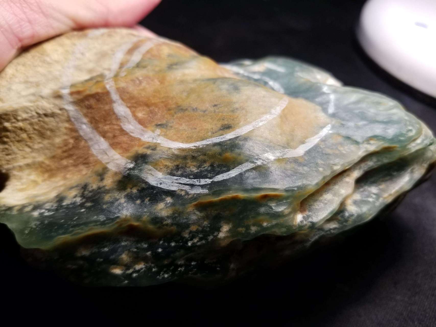 翡翠半山半水石的基本特征 半山半水石(玉)产于坡地与河床之间的水浸
