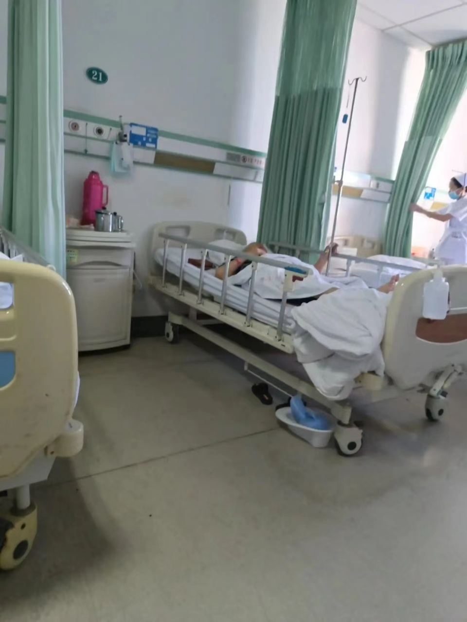 当老人生病住院时,却没有人陪伴.