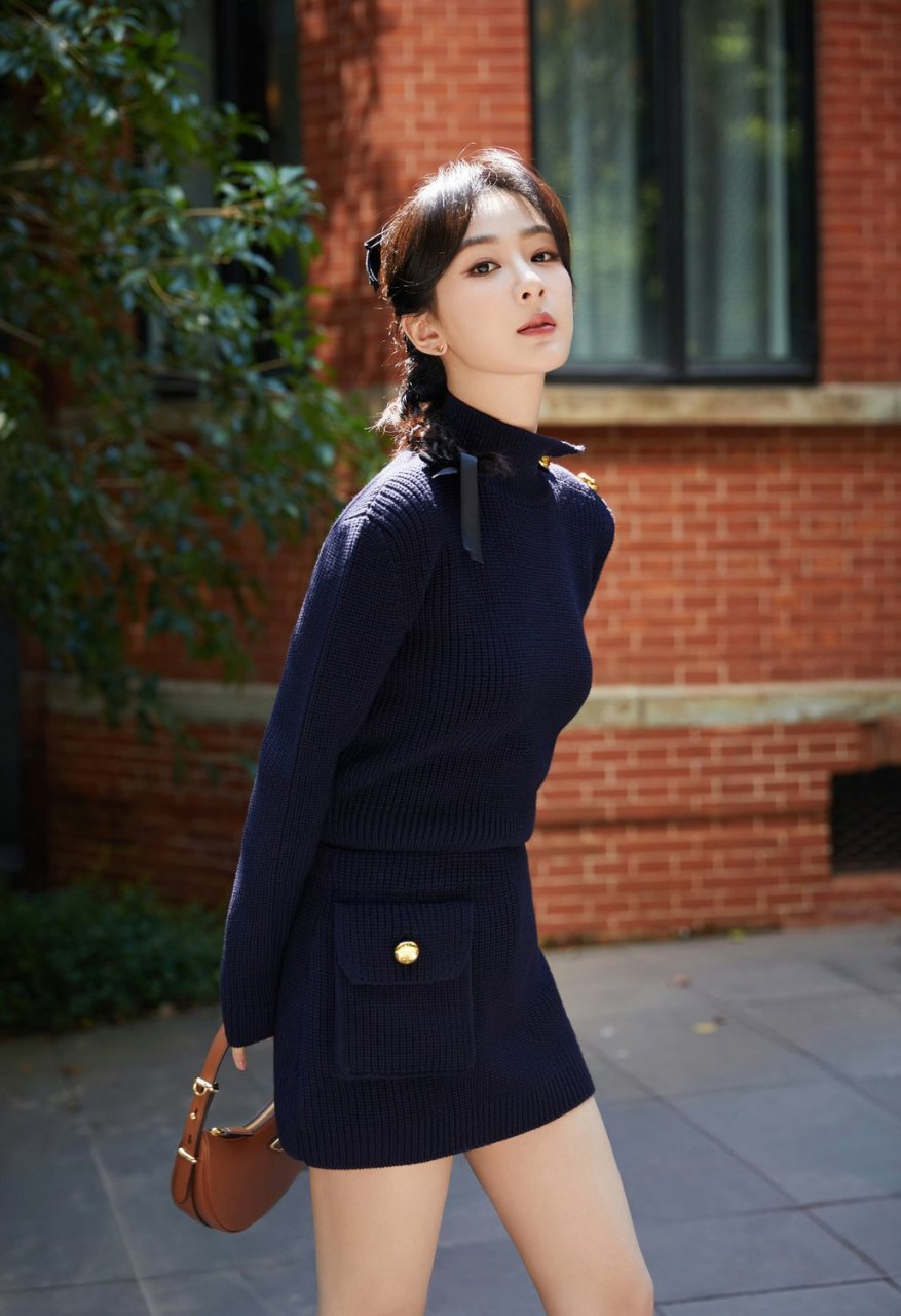 杨紫 杨紫最近的造型变化多样,可青春,可随性,可明媚,每一个造型都