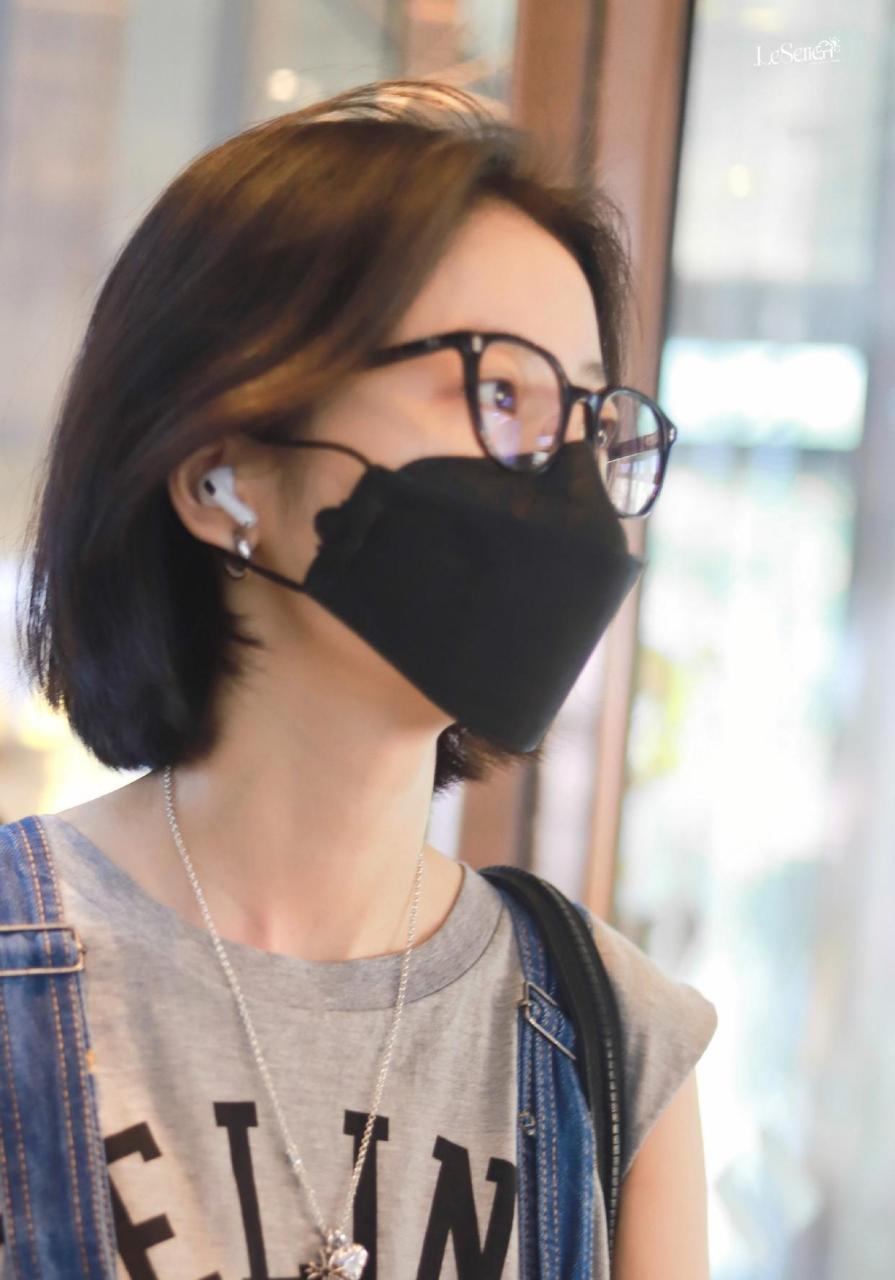 周雨彤机场街拍,灰色背心 背带裤 厚底皮鞋 棒球帽清爽休闲