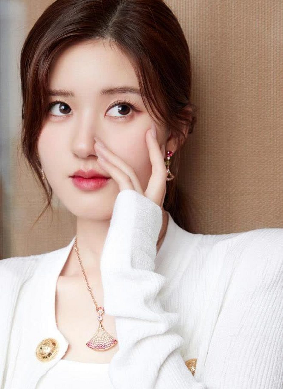 赵露思白皙小香风,如画五官,时尚感十足#娱乐大奖##五月落##日星美图