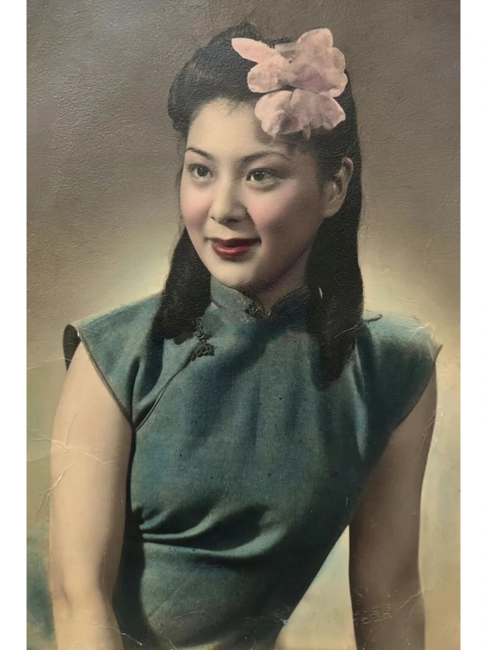 1940年代初期,上海滩著名歌星白虹	复古风的"油条卷"披发,额上一朵大