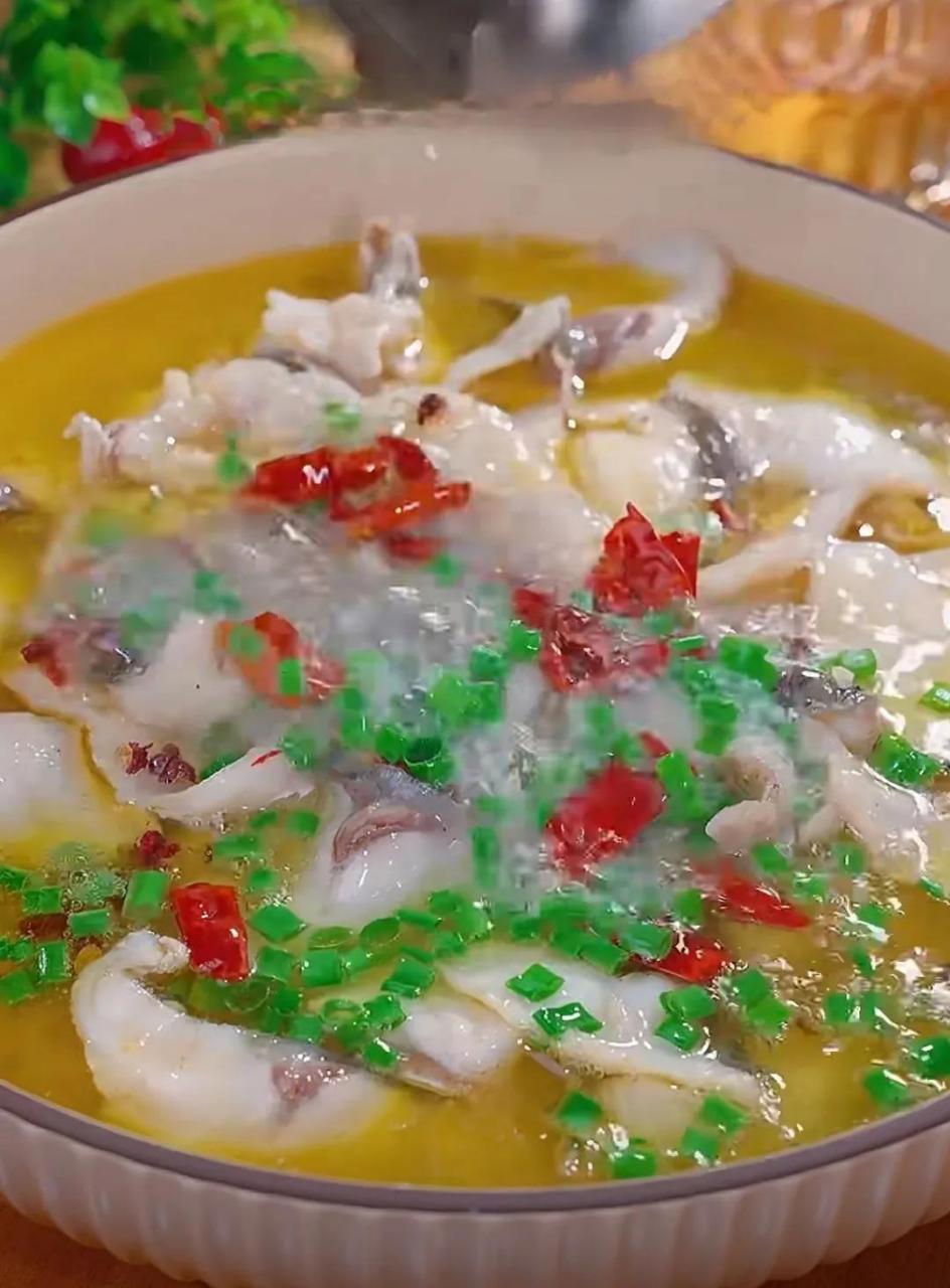 分享《酸汤鱼片》的详细制作方法酸汤鱼片是一道四川菜系中传统的菜品