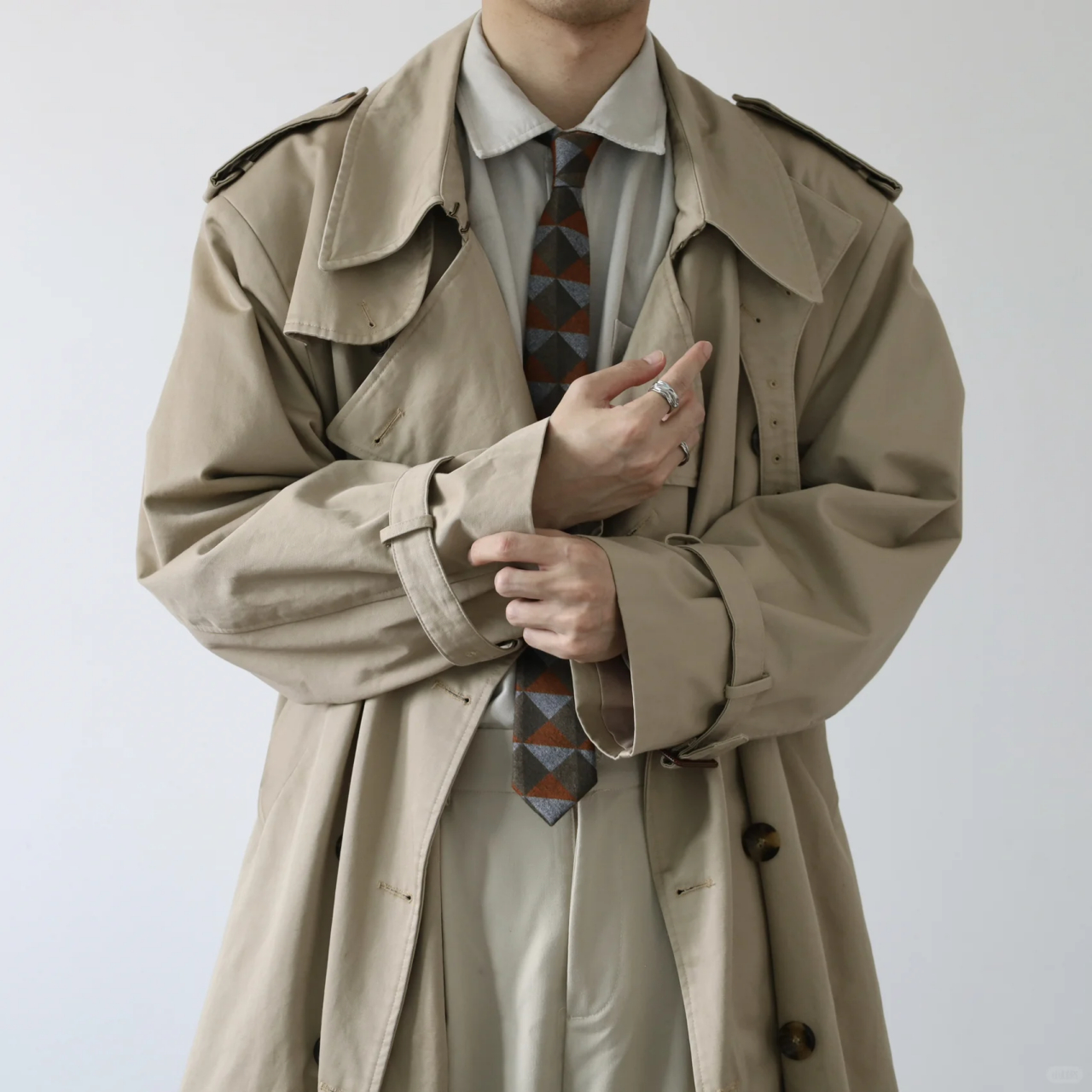 所以这种风衣更复古更正式,搭配上可以选择复古的棕色系,领带等