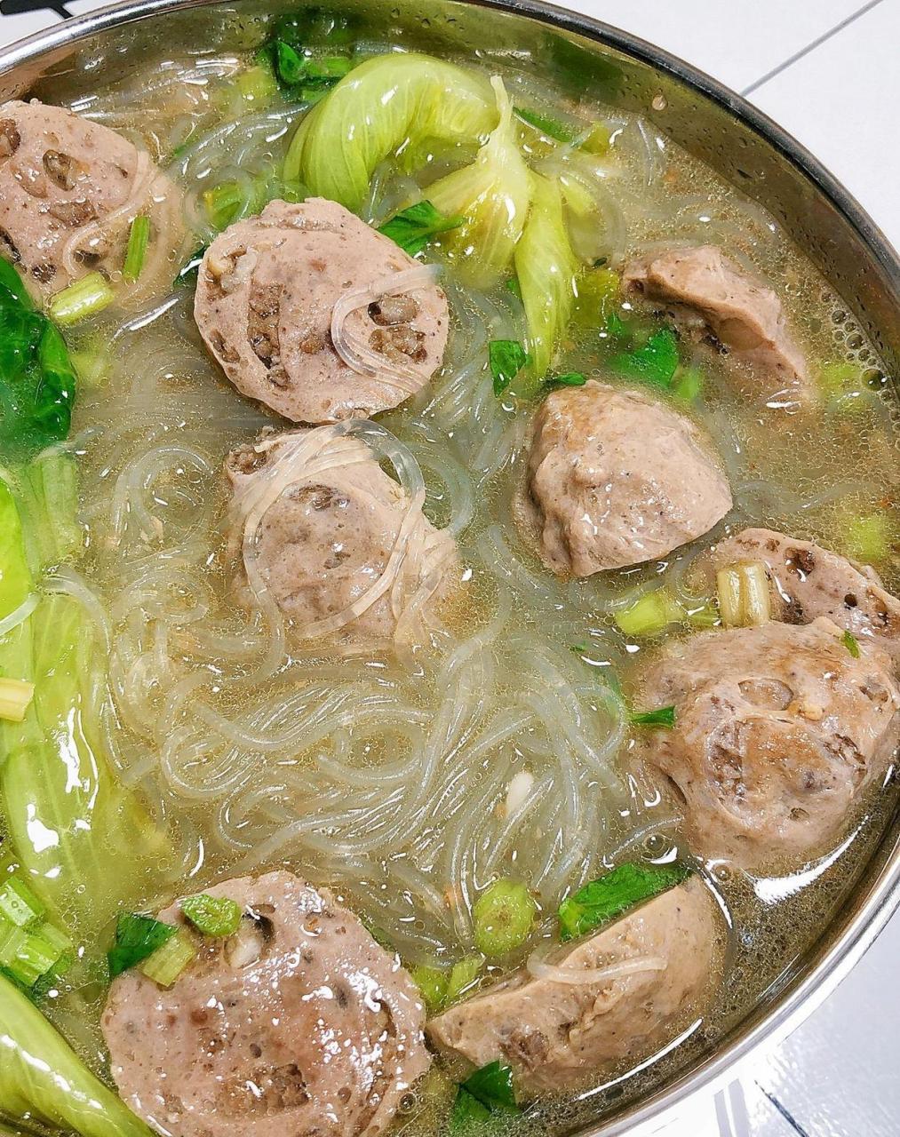 粉丝汤】(牛肉丸也可以) 蒜香和芹菜香味结合,真的是绝配,属于简简单