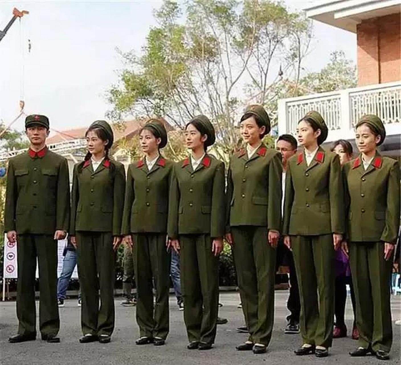 领动计划 六五式军服(七四年女兵裙服"无檐软帽"怎么戴,几乎所有