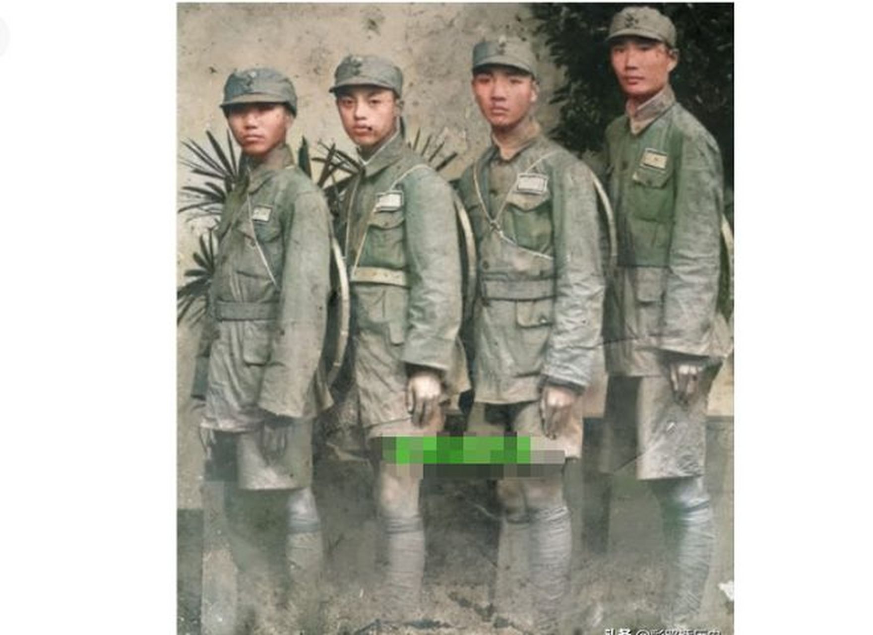 一张老照片记录了1937年9月几位初入伍的川军战士,他们正即将踏上前线