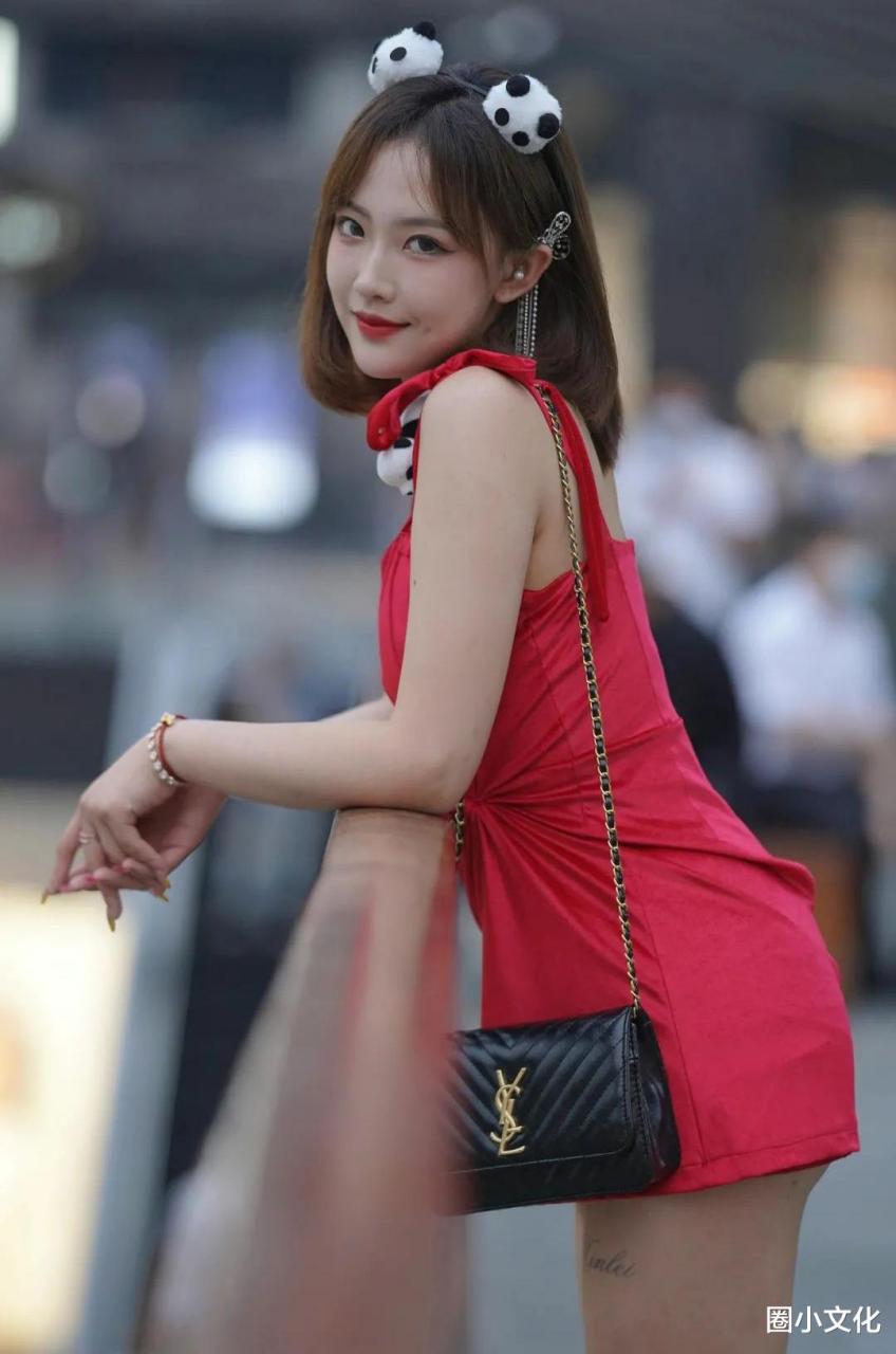 美女图集:大美红色吊带裙,惊艳穿搭不输女星