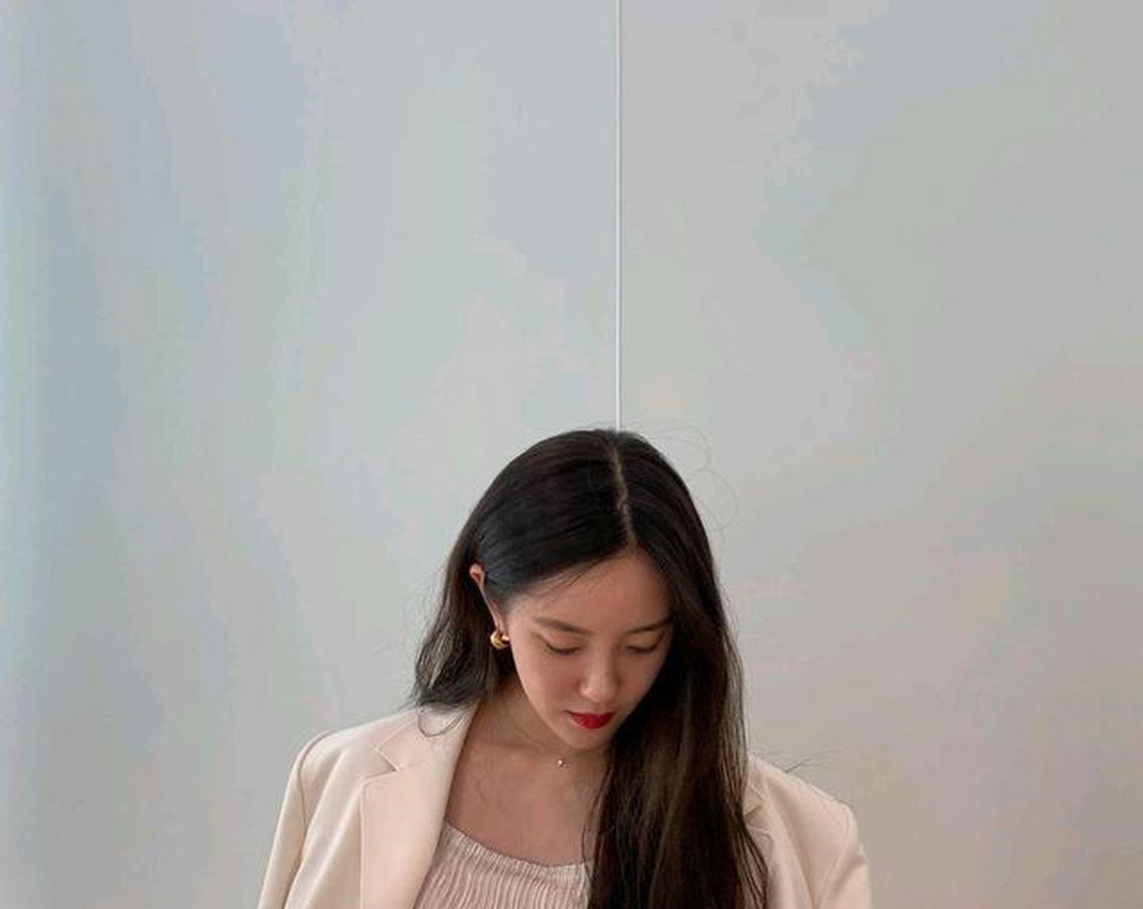 朴孝敏选择了一件白色西装搭配杏色连衣裙,脚上还踩了一双很精致的